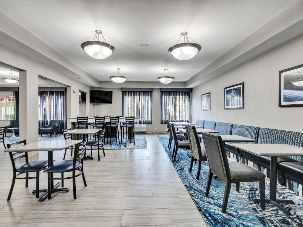 Platinum Inn & Suites Webster