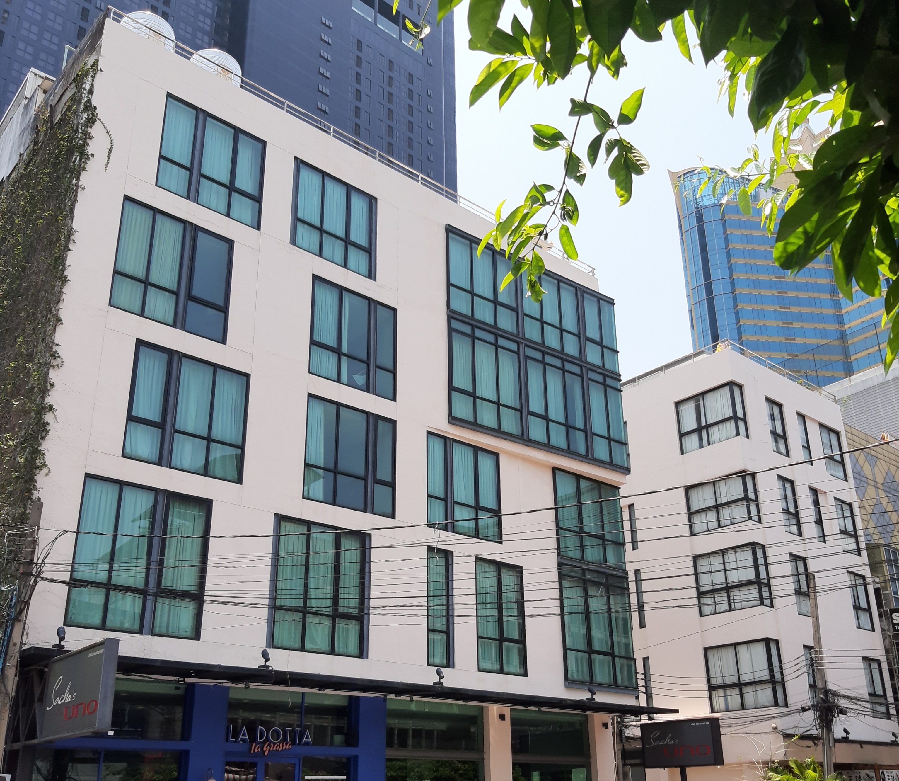 Sacha's Hotel Uno, Khlong Toey