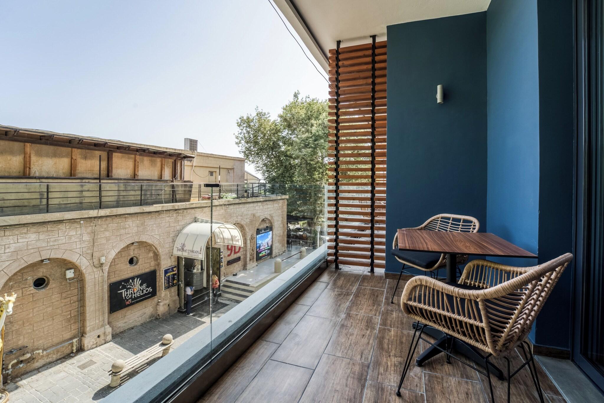 Exterior & Views