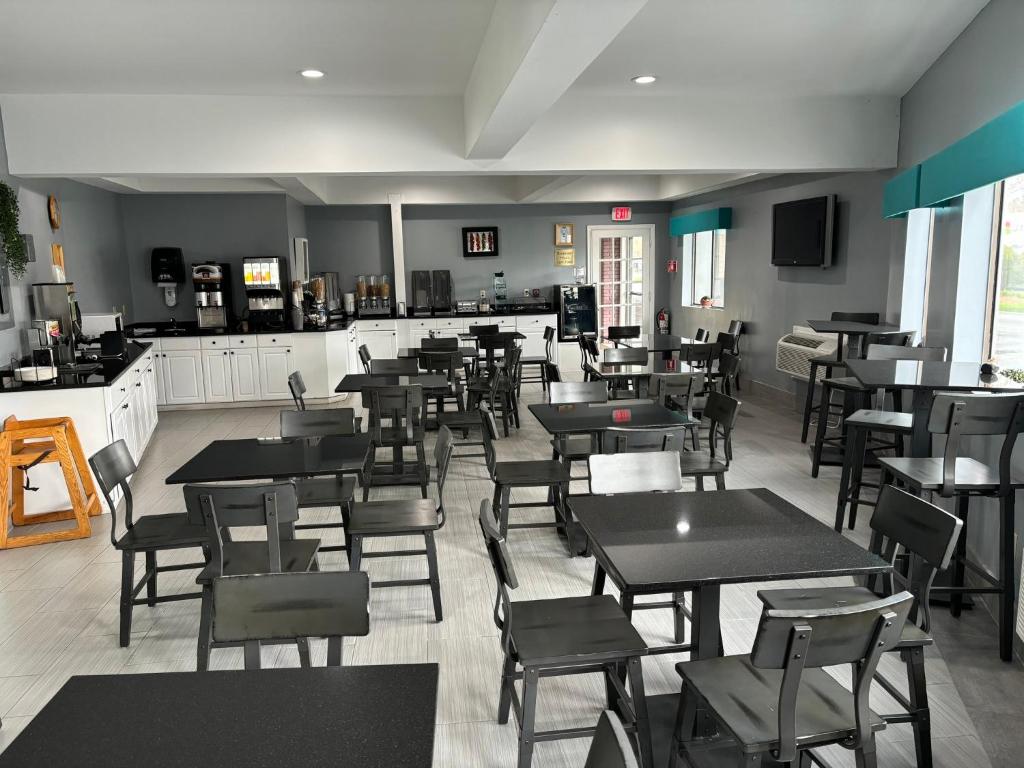 Admiralty Inn & Suites - A Red Collection Hotel
