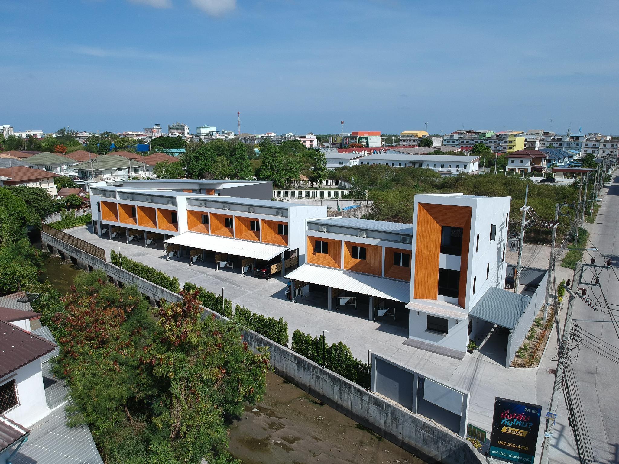Exterior & Views