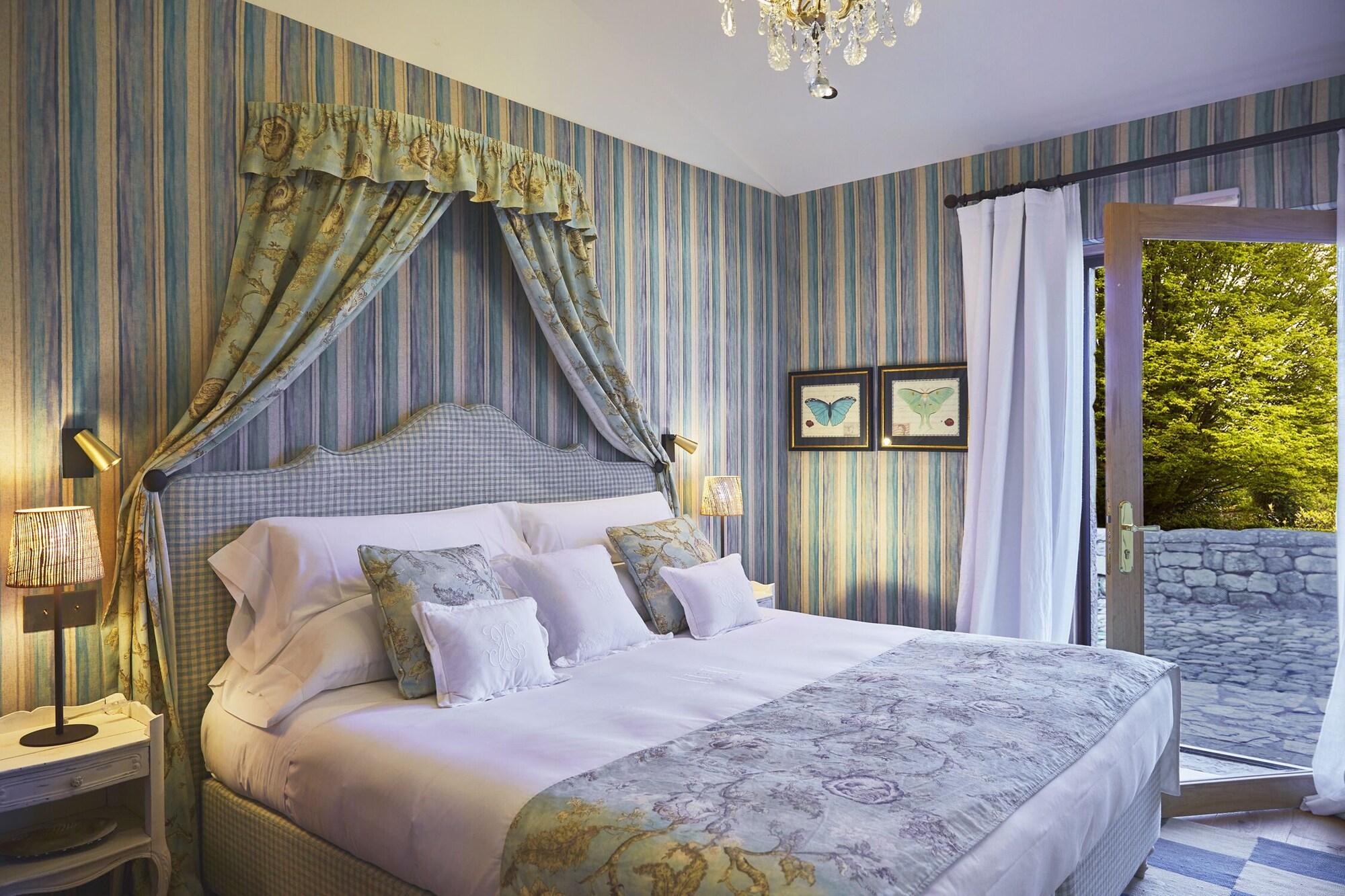 Helguera Palacio Boutique Antique by null