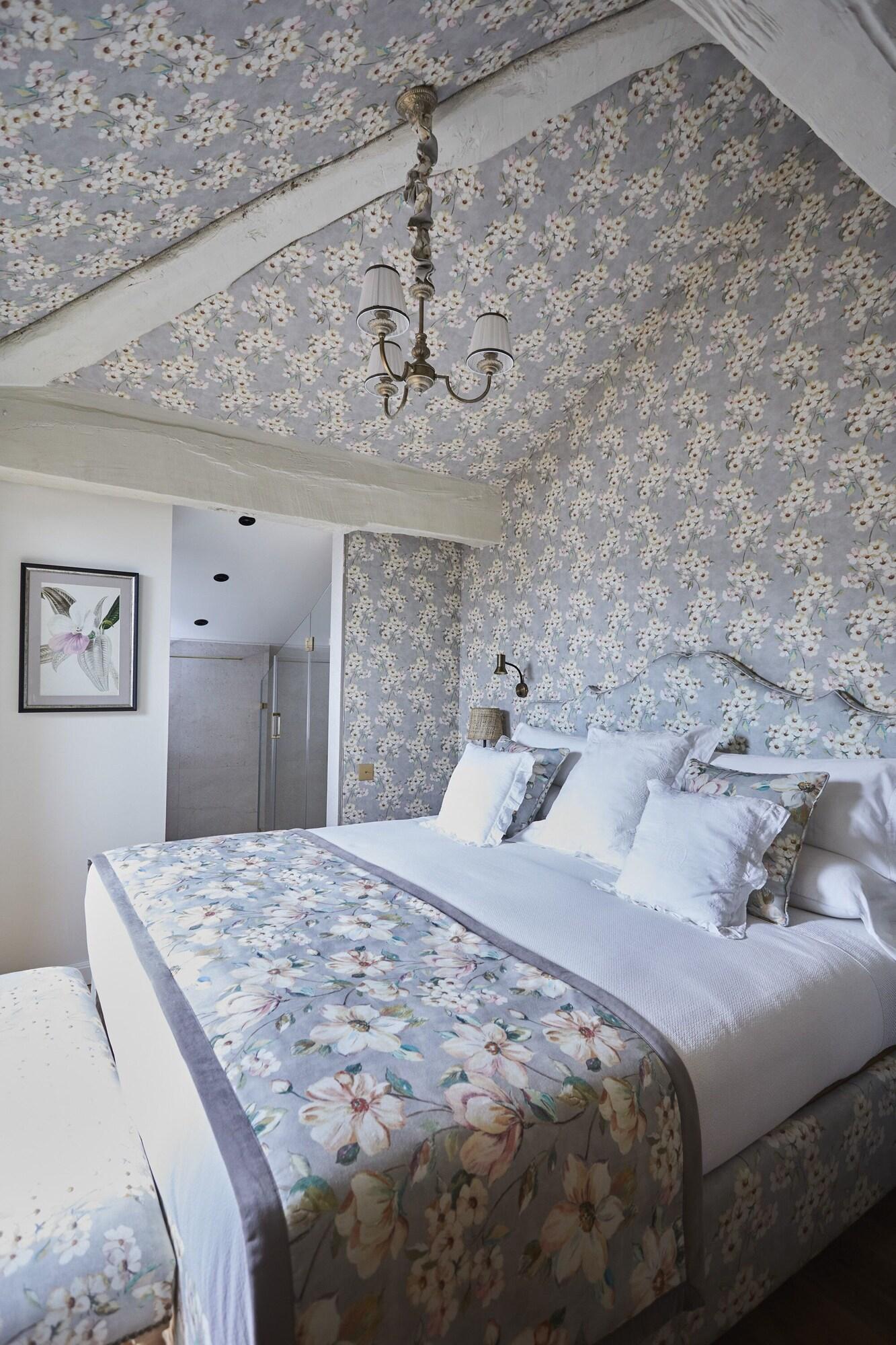 Helguera Palacio Boutique Antique by null