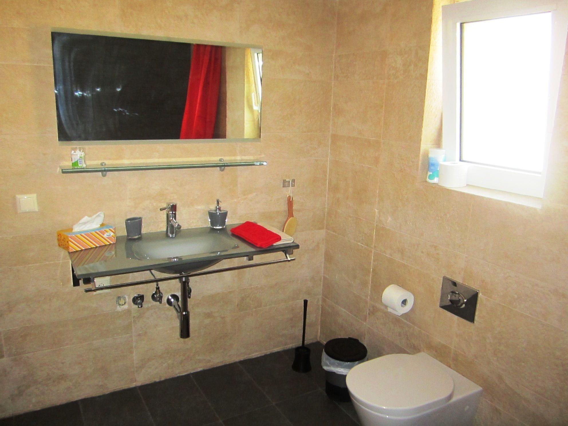 Room 5, Viva B B, Attica