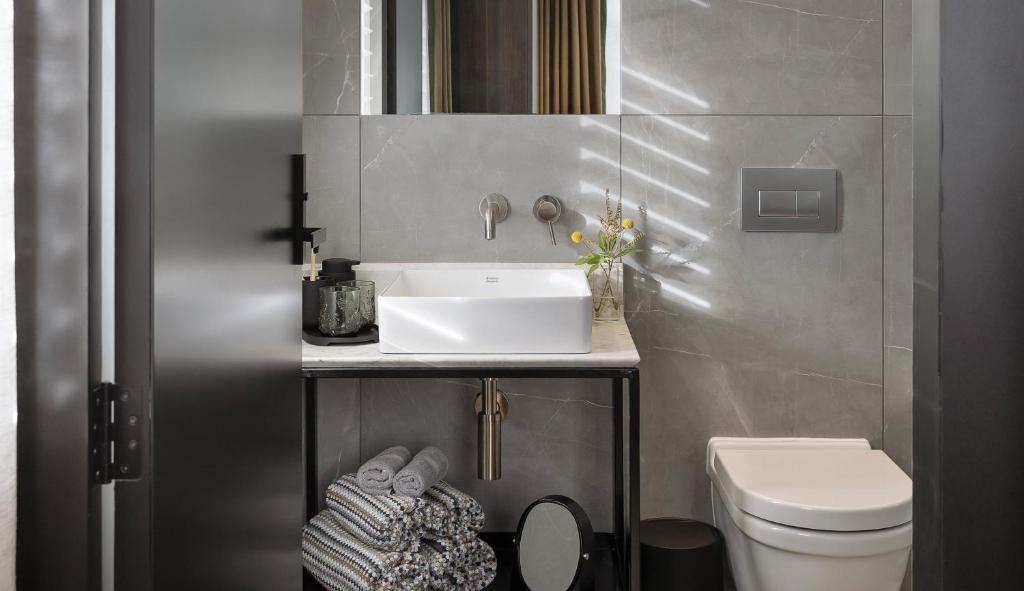 Hotel Fitzroy by Luminous by null