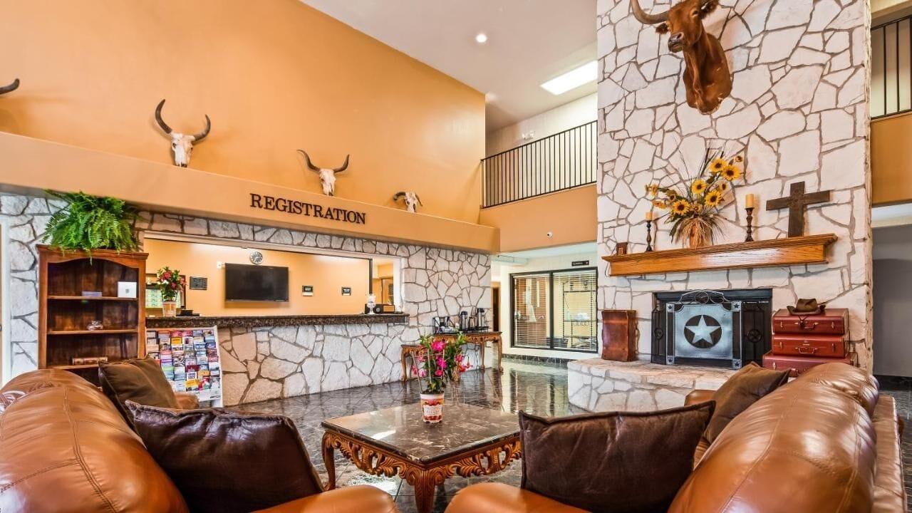 Lobby 2, Texaninn, Bee