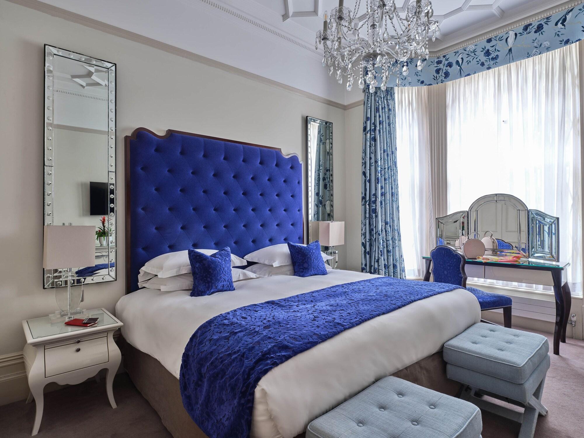 The Apartments By The Sloane Club