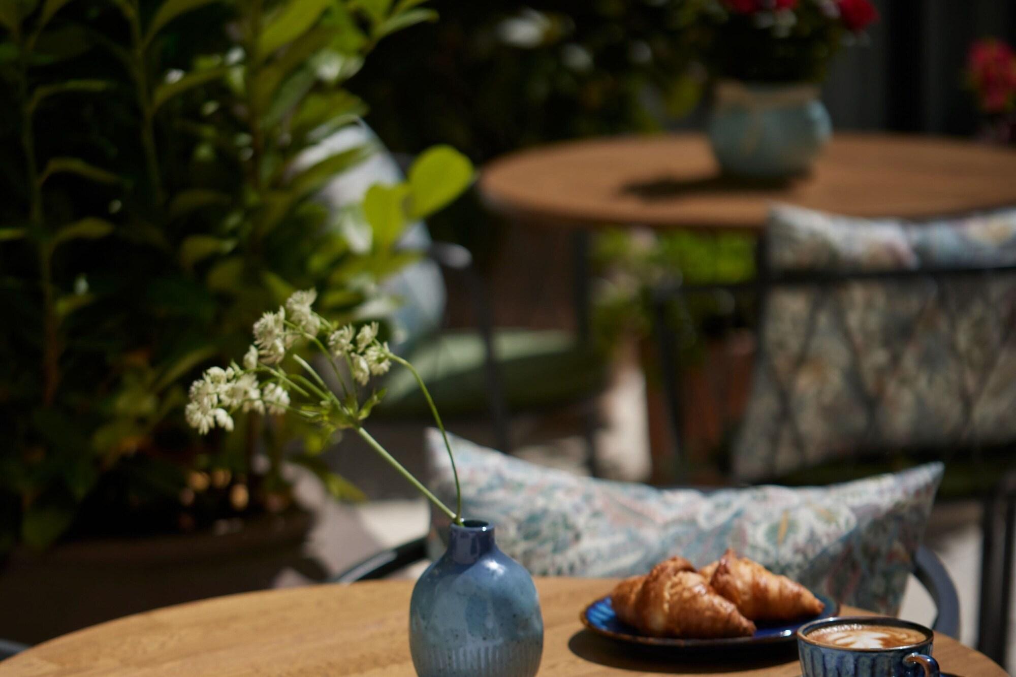 Stradom House, Autograph Collection by null