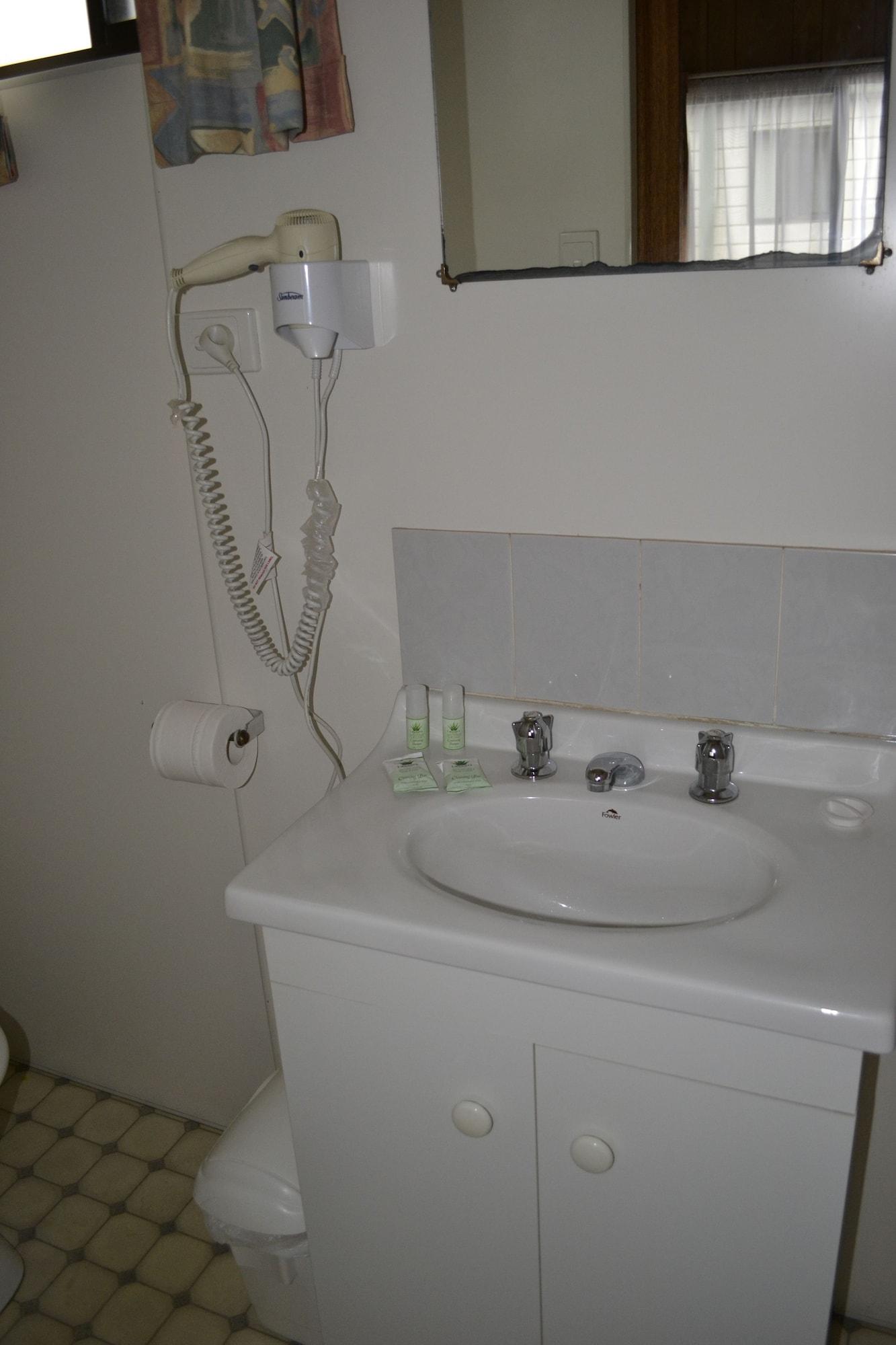 Room 2, Portland Holiday Village, Glenelg - Portland