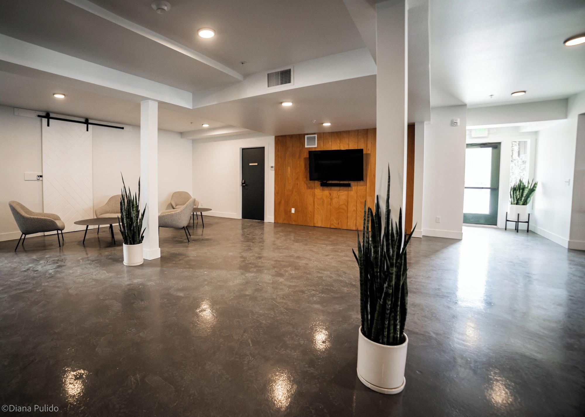 LOGE Leavenworth Downtown by null