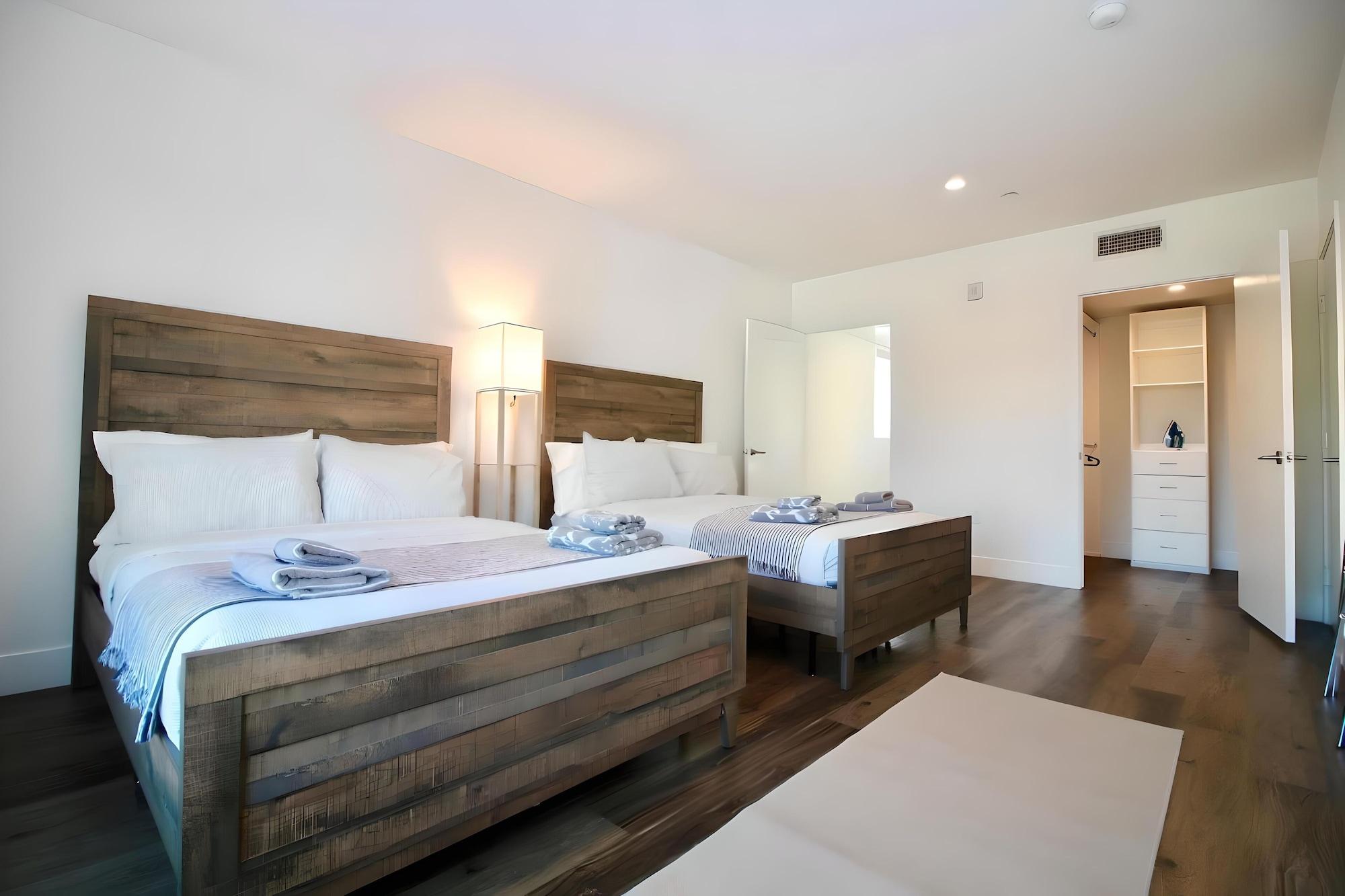 Los Angeles Deluxe Suites Free Parking
