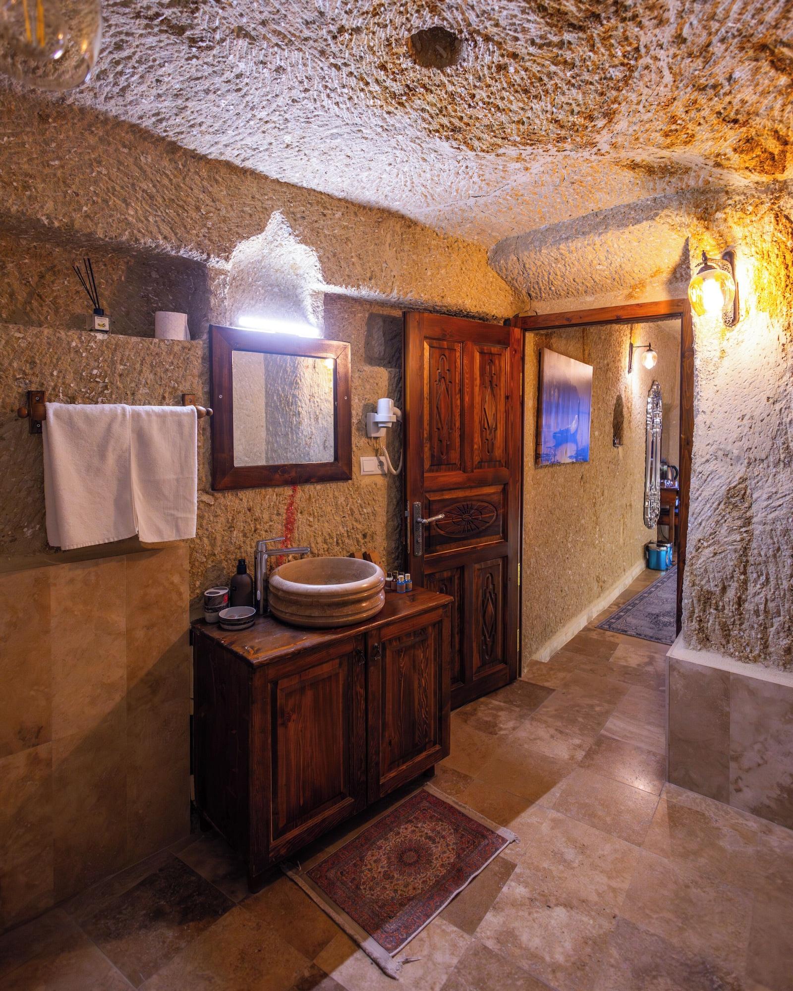 Bayar Cave Suites