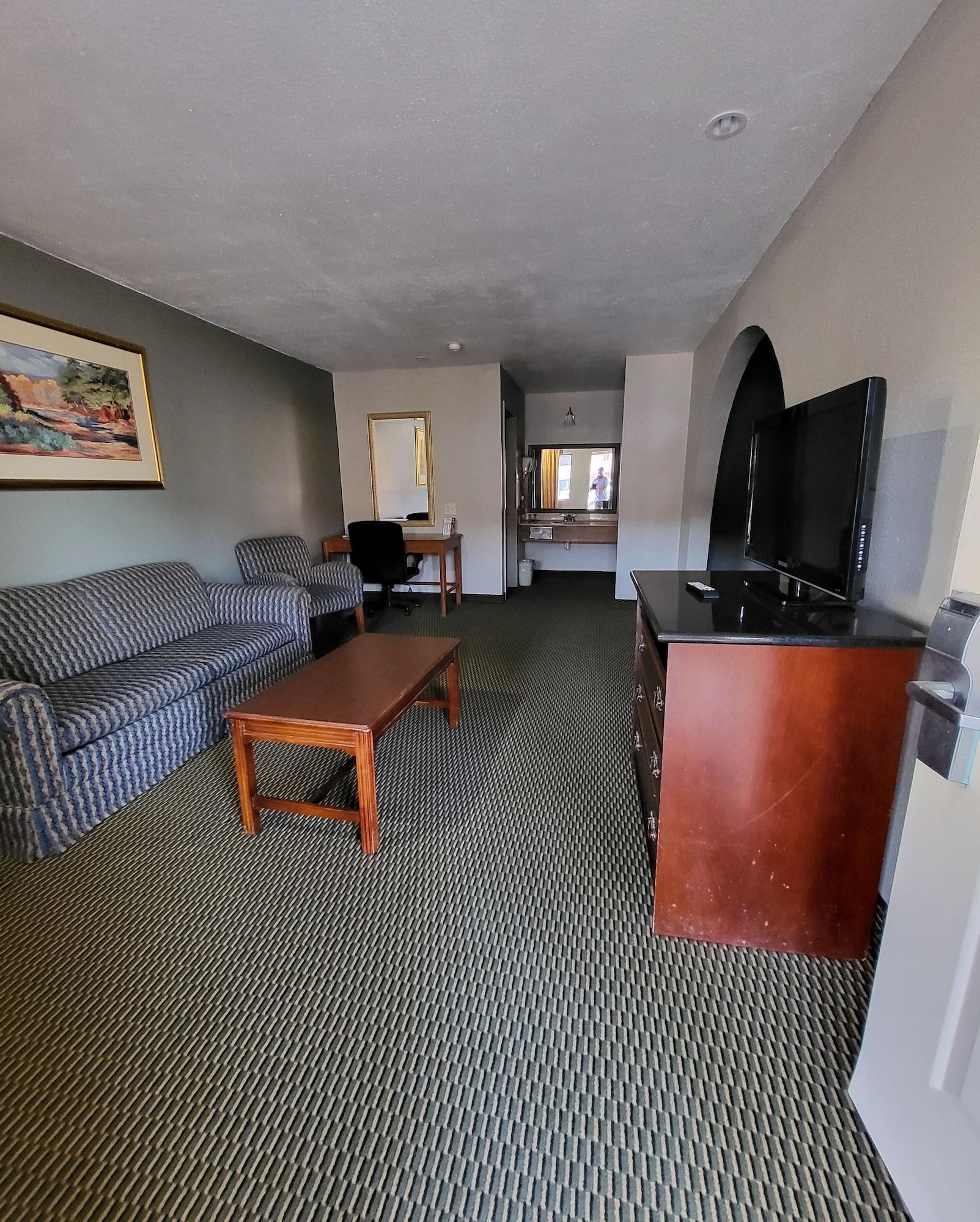 Hallmark Inn & Suites