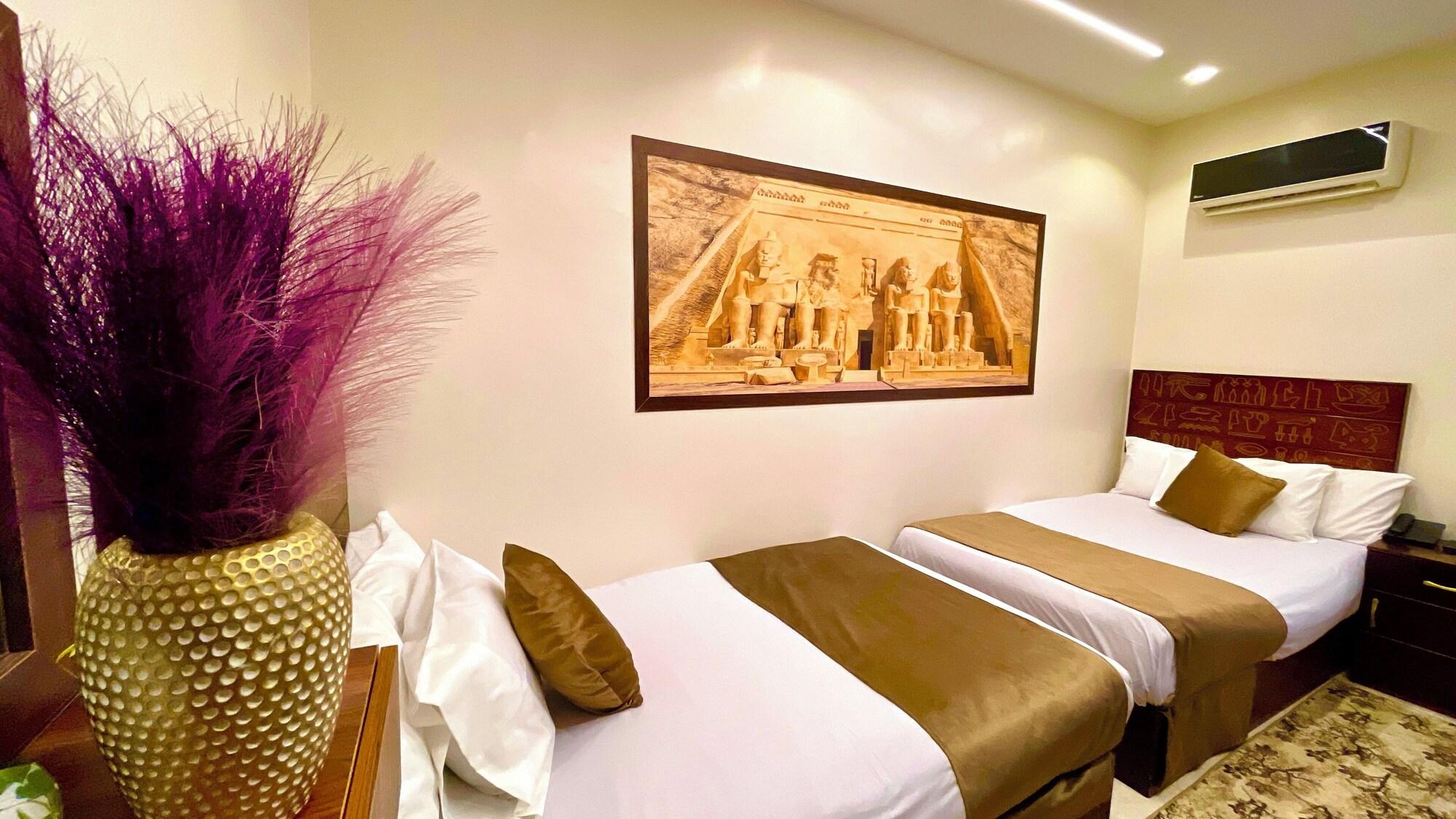 Nemes Pyramids View Inn