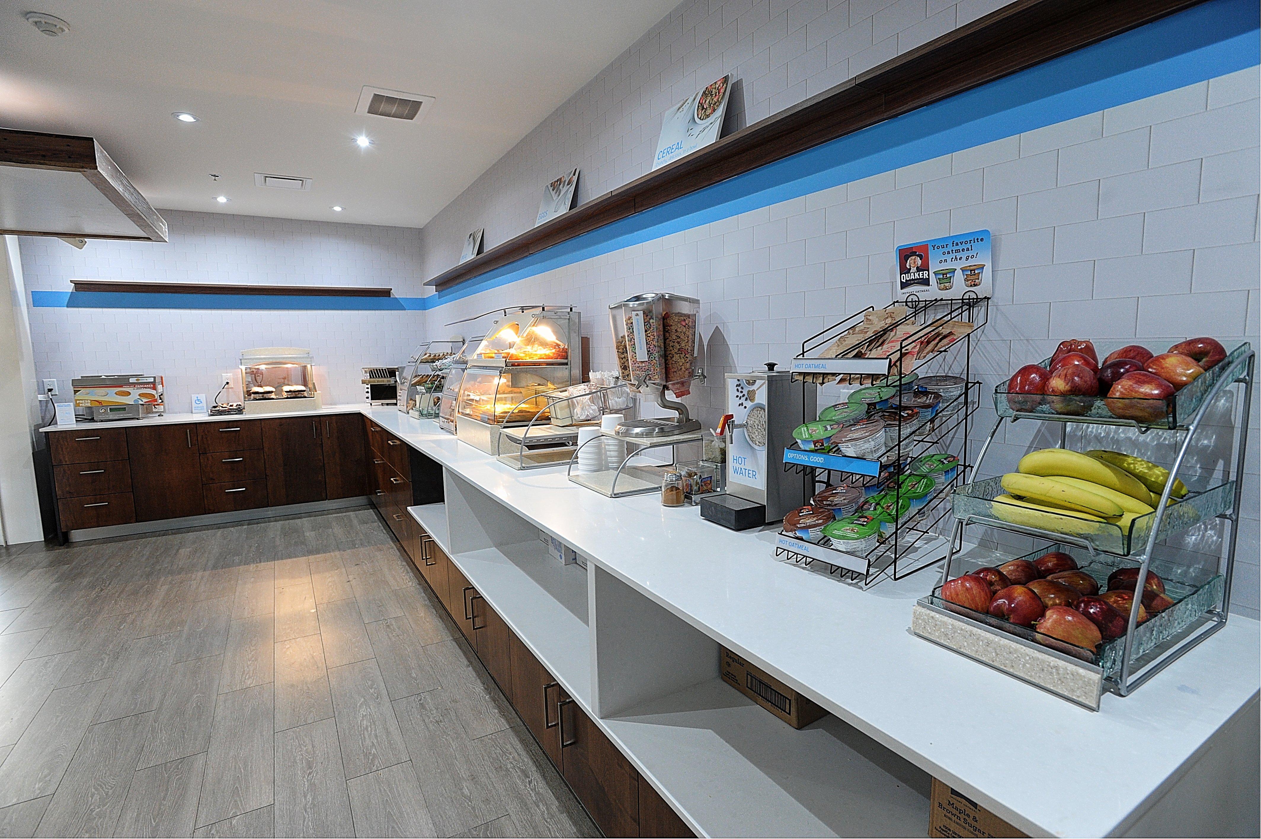 Holiday Inn Express & Suites Toronto Airport West