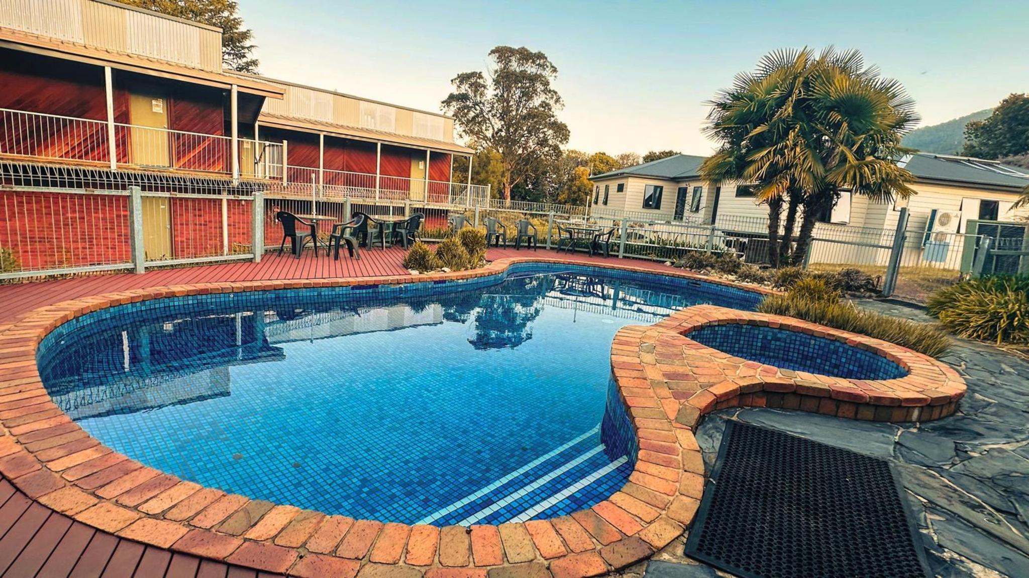 Pool, Mountain Creek Motel Bar Restaurant, Alpine - East