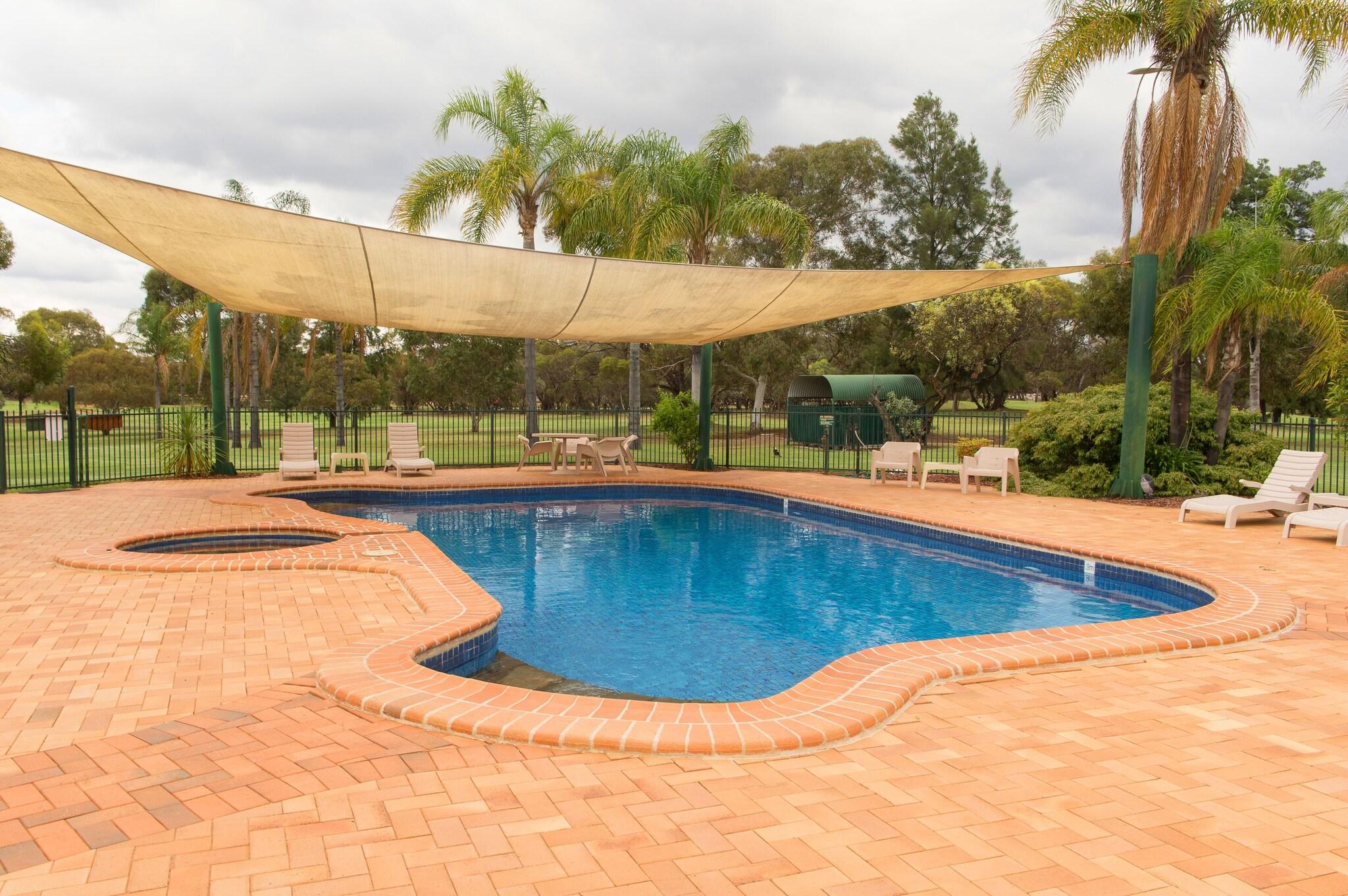 Pool, Par Five Shacks, Berri & Barmera - Berri