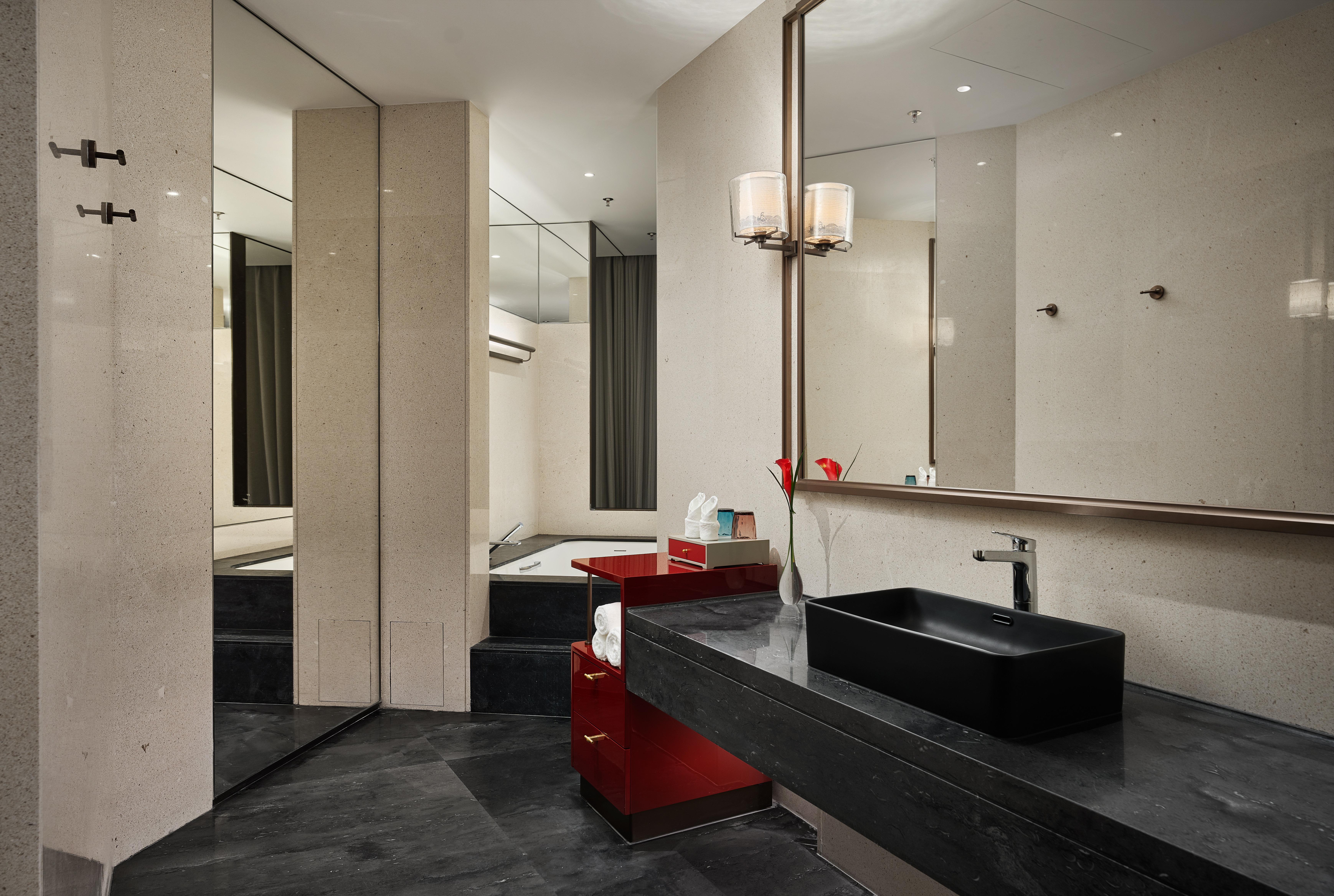 HUALUXE Shenzhen Bao'an