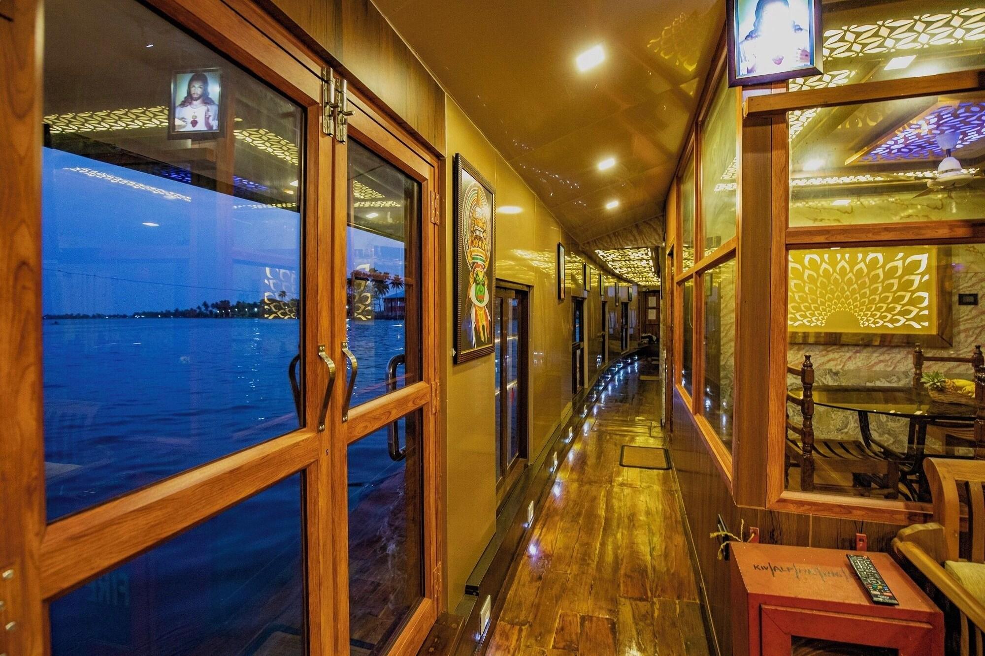 Coco Houseboat