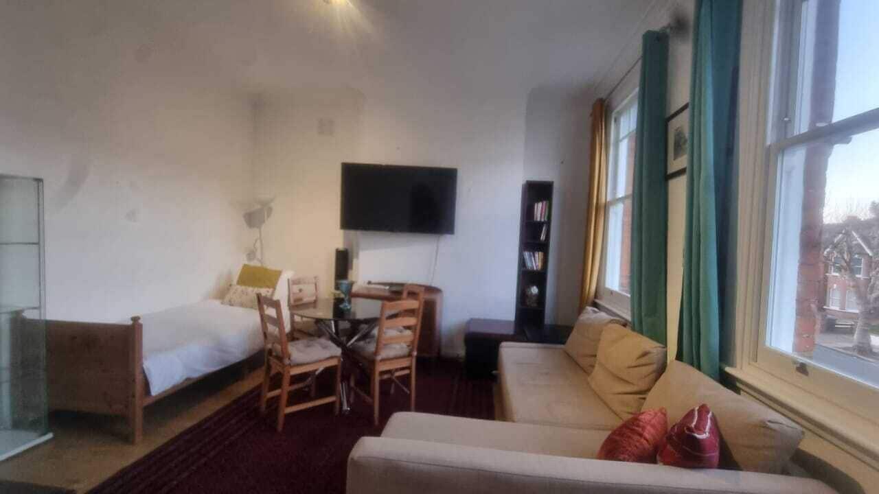 Extra Large One Bedroom Flat With Parking