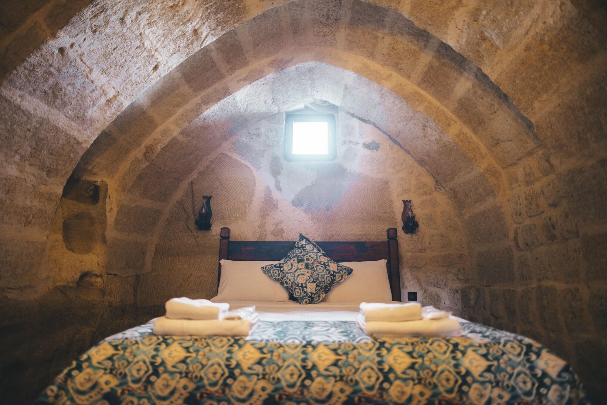 Tale Cave Inn