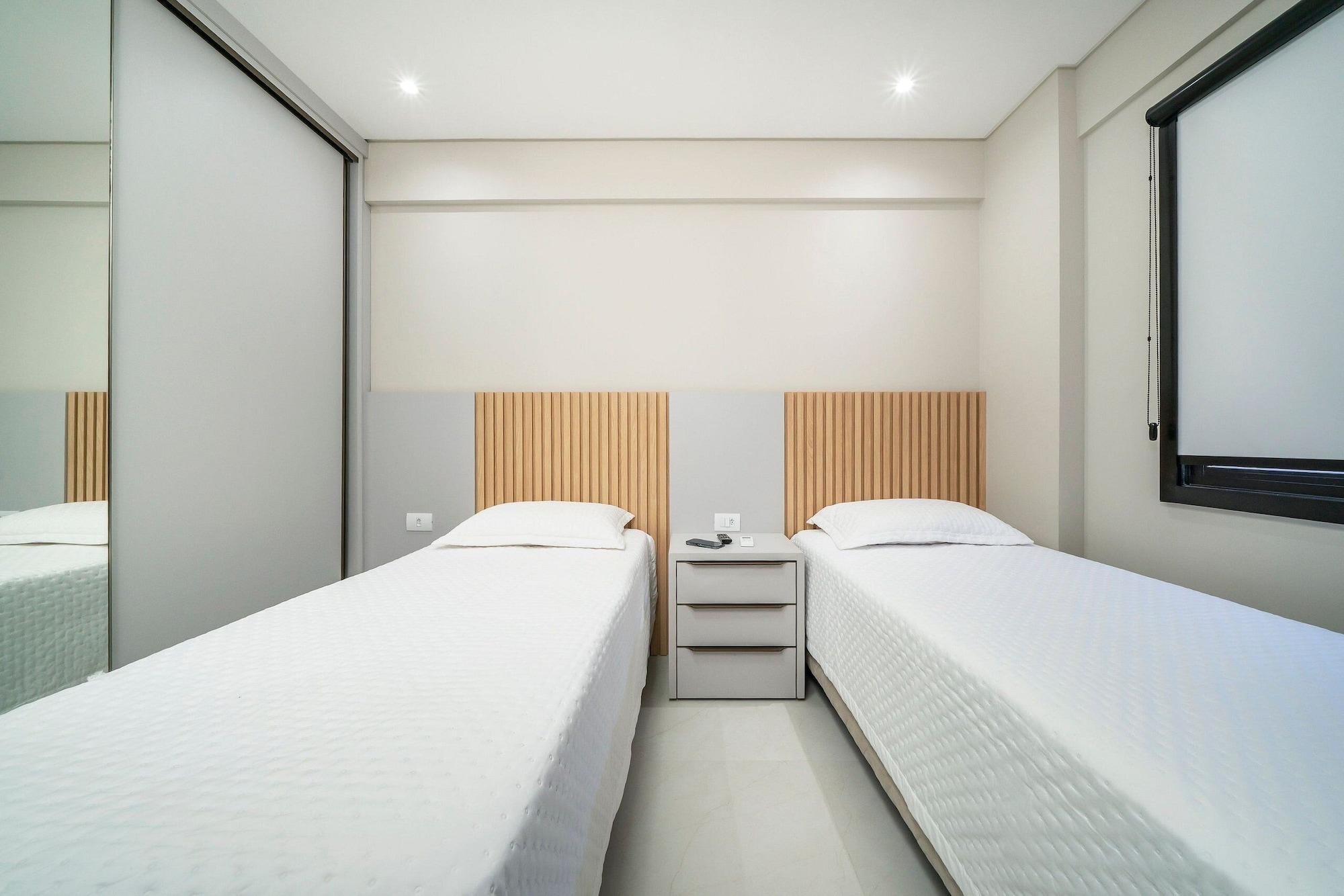 Room 4, Las Vegas, Bombinhas