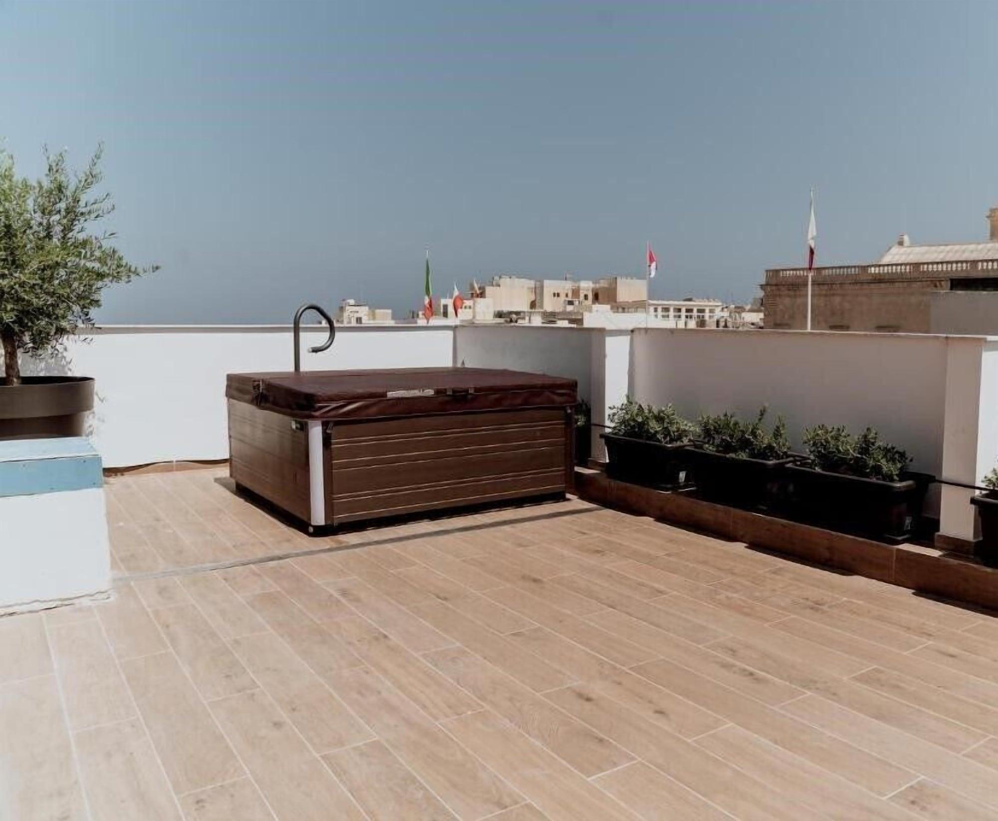 King Charles Hotel