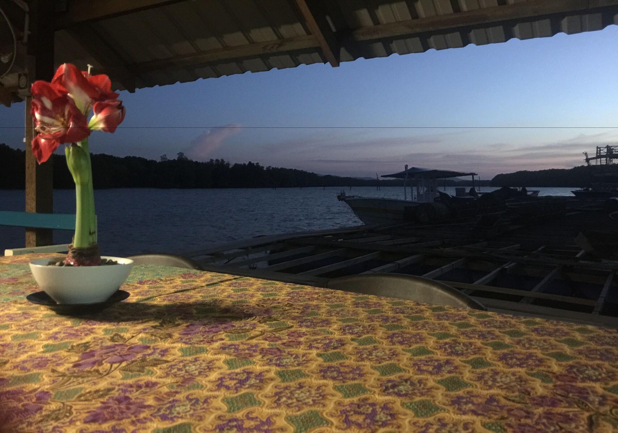 Bakau Hijau Riverlodge Hostel
