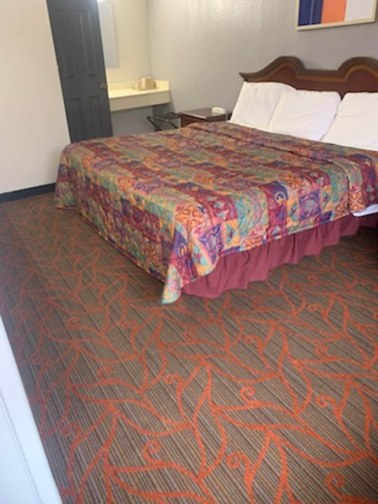 Room 5, 8 Inn, Sumter