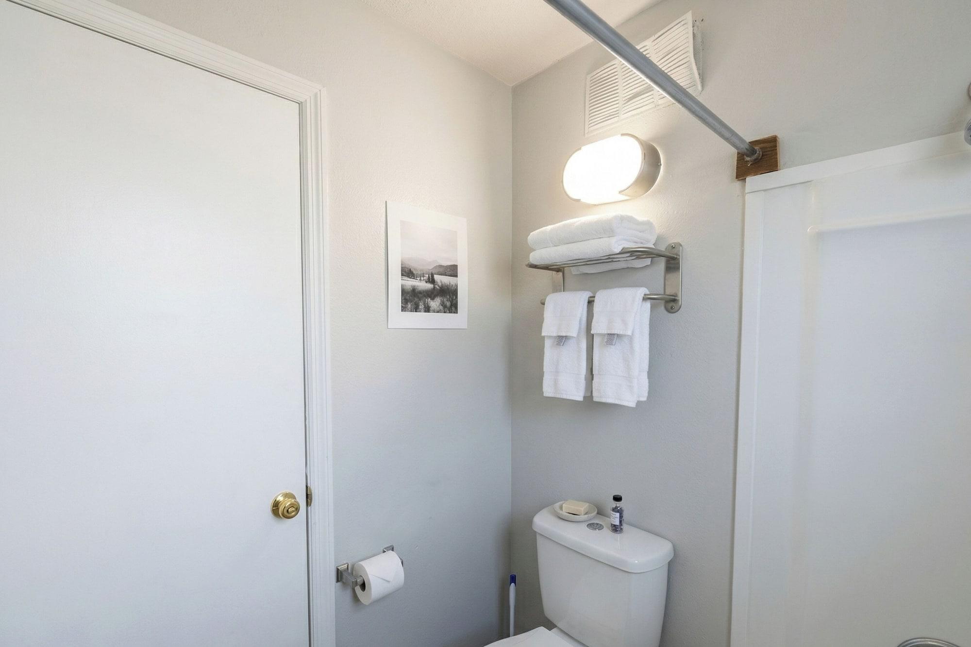 Room 4, 8 Inn, Sumter