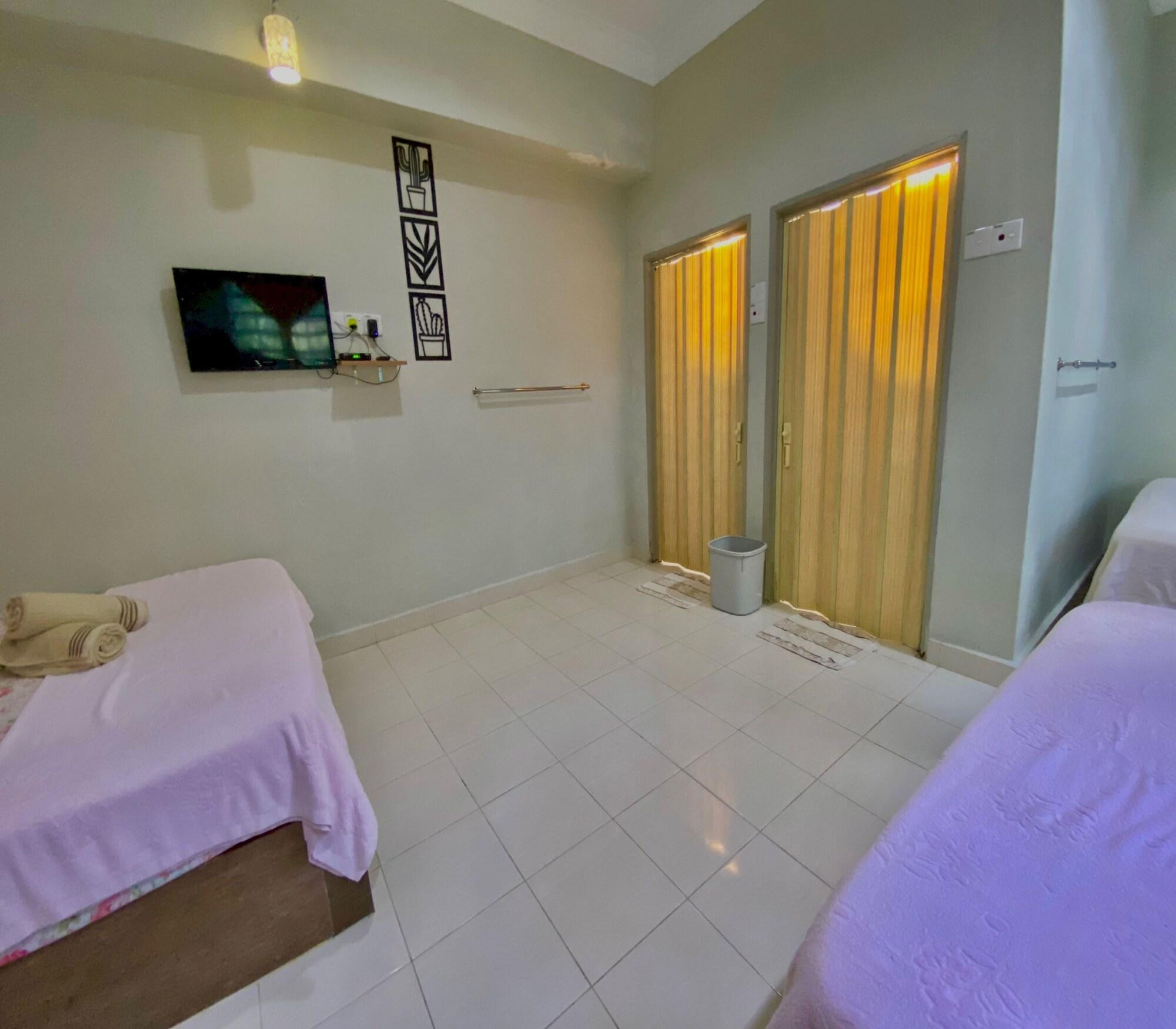 Oyo 91002 D Qamar Motel