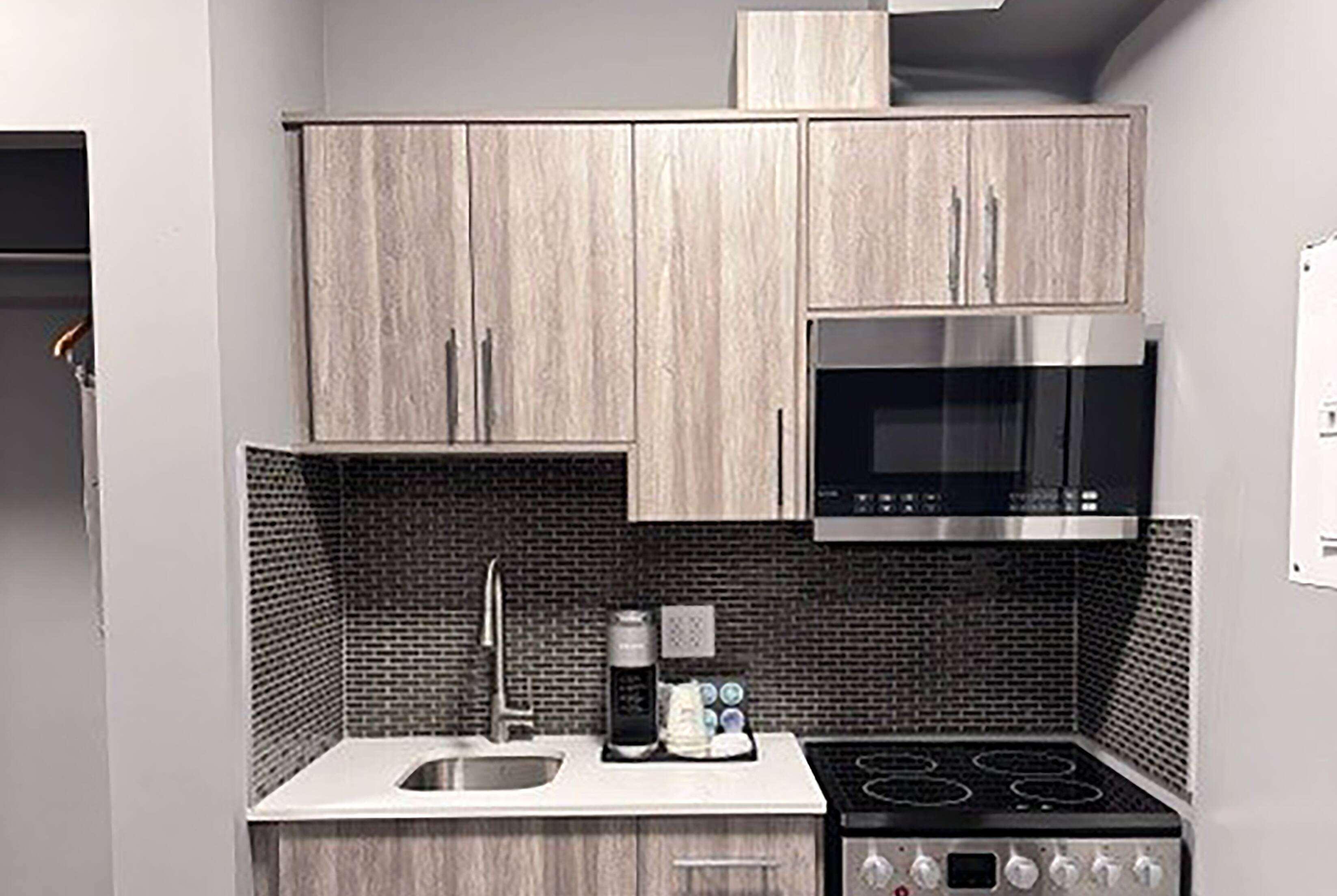 Ramada By Wyndham West Edmonton Hotel & Suites