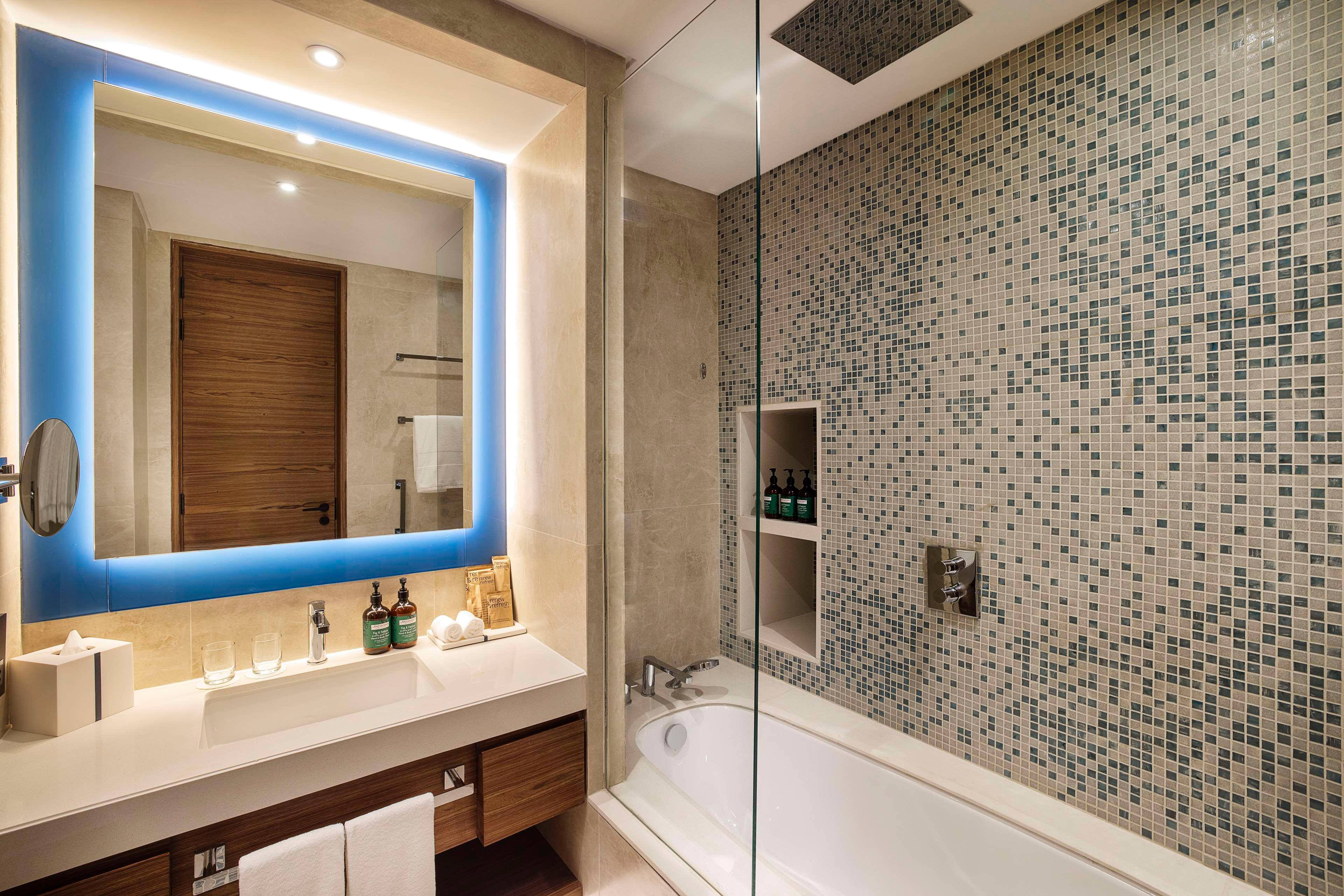 Tumbi Ht Dubai The Palm, Tapestry Collec by Hilton