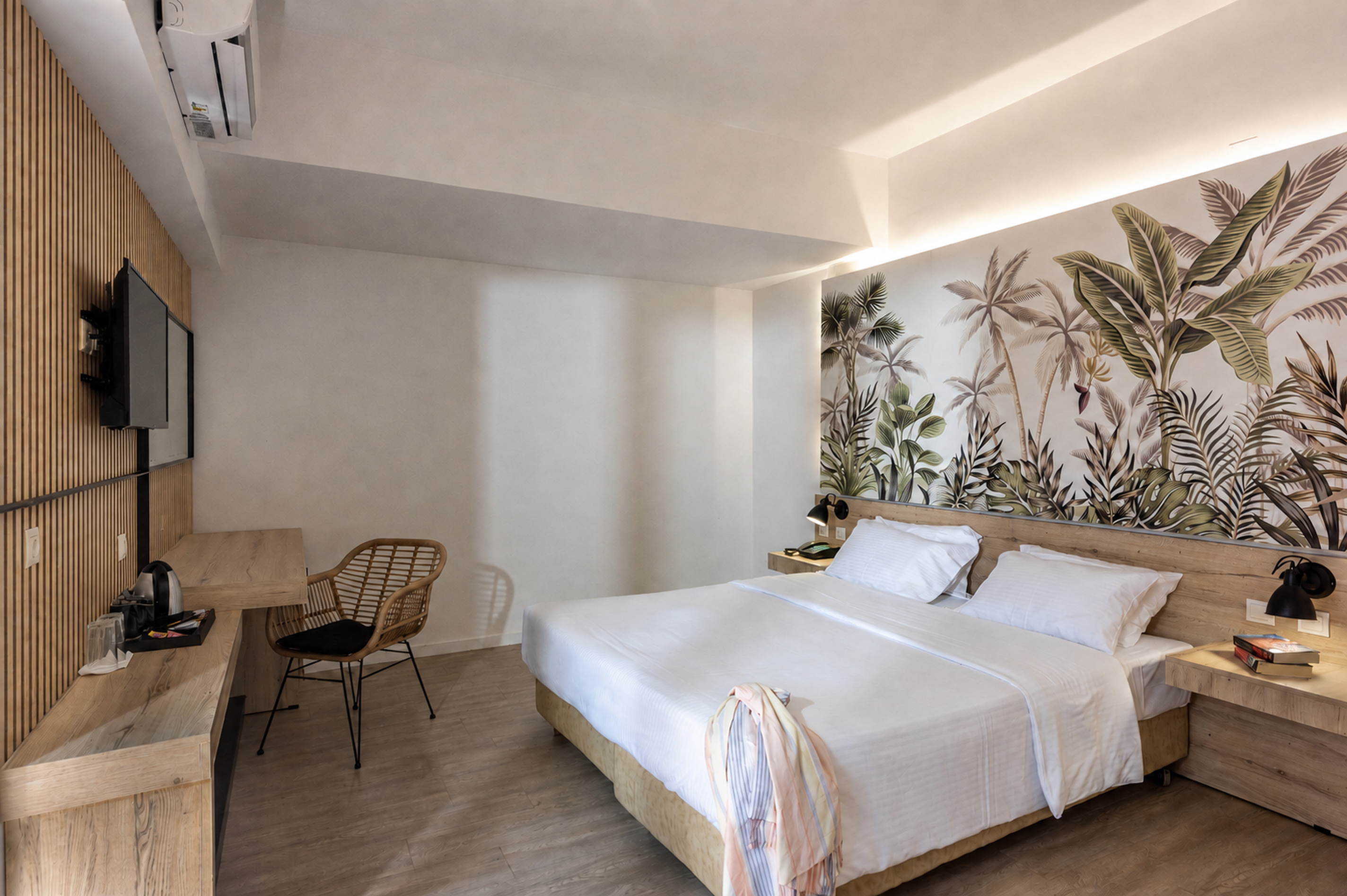 Room, family, swim-up