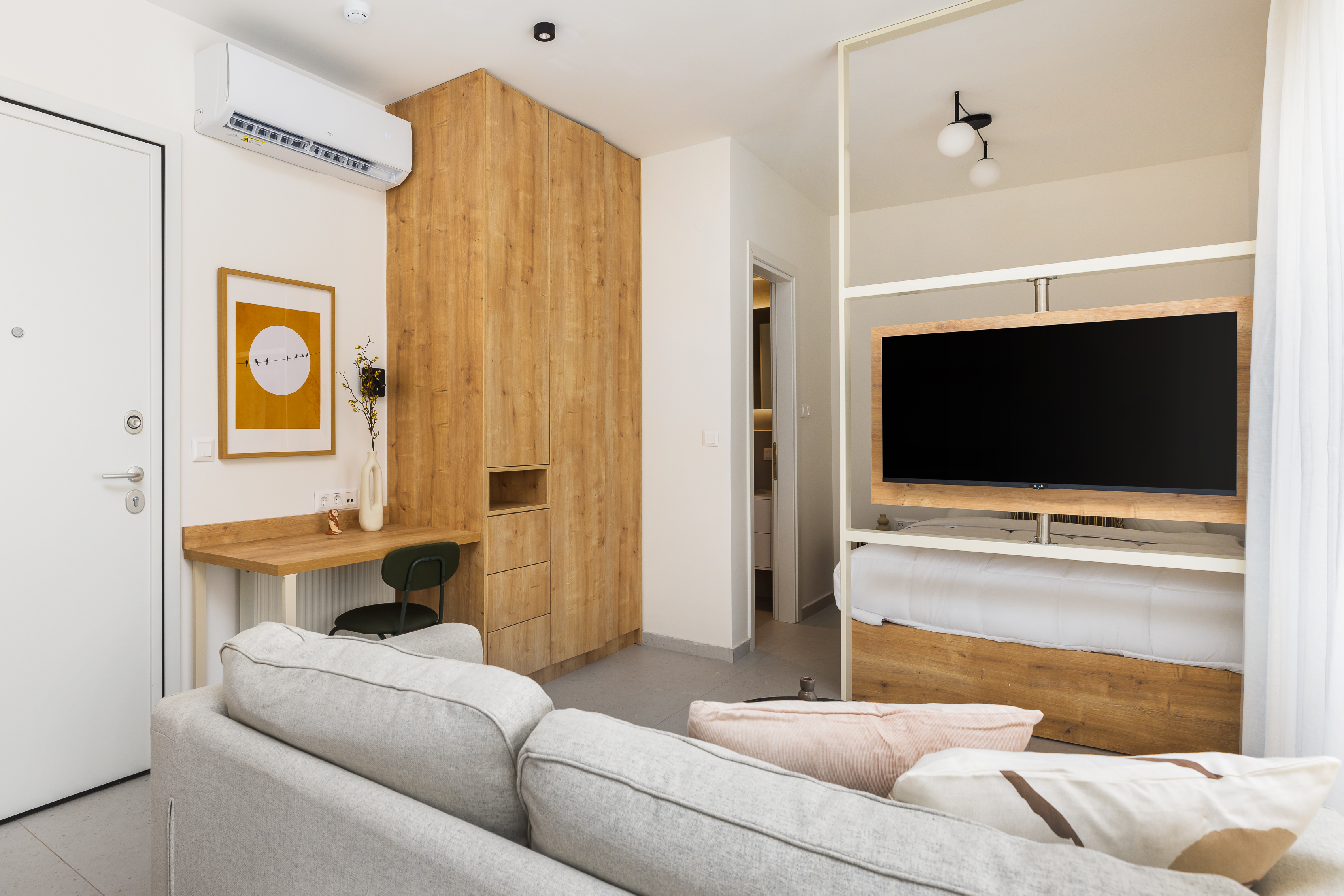 Room, studio, balcony