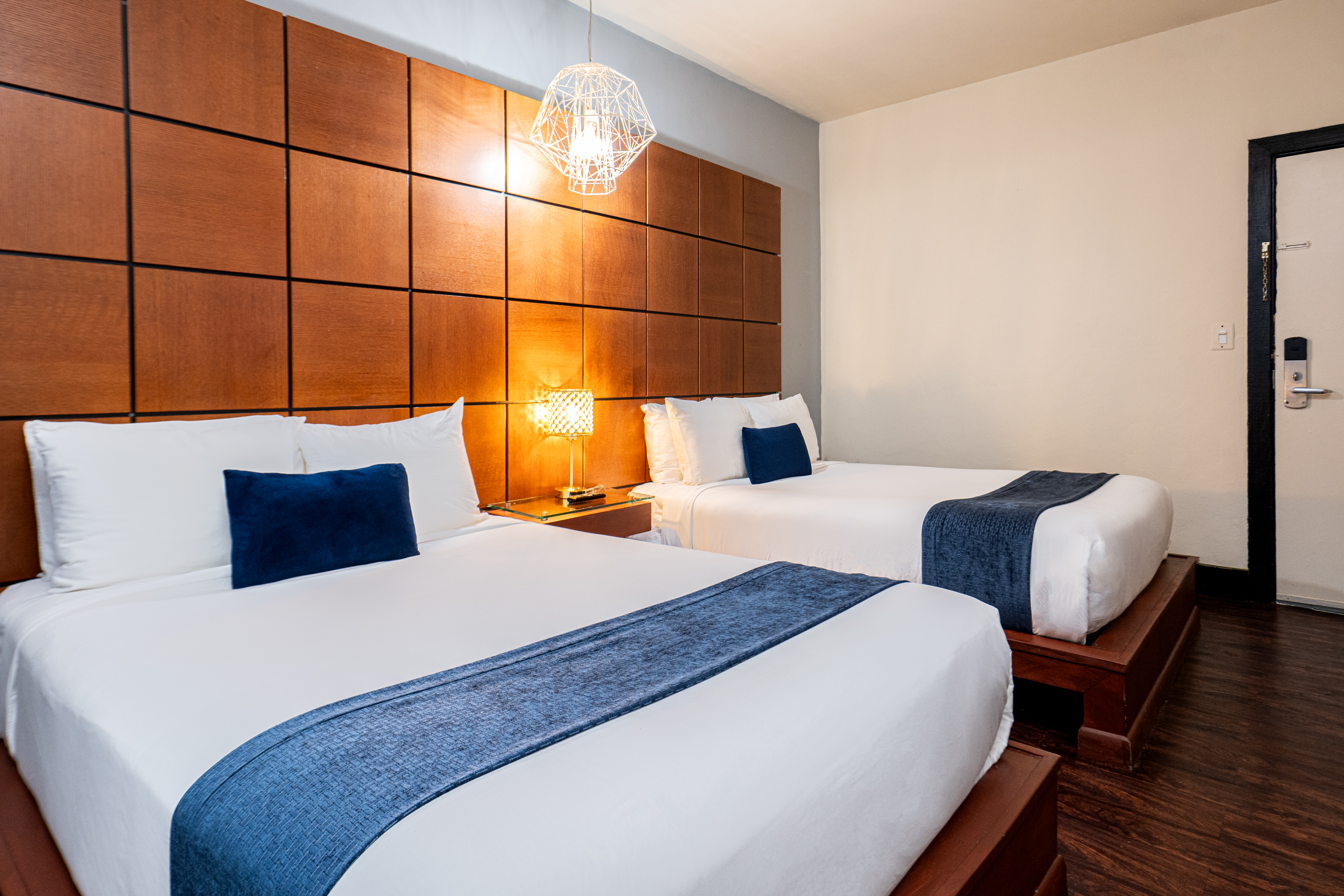 Chesterfield Hotel & Suites
