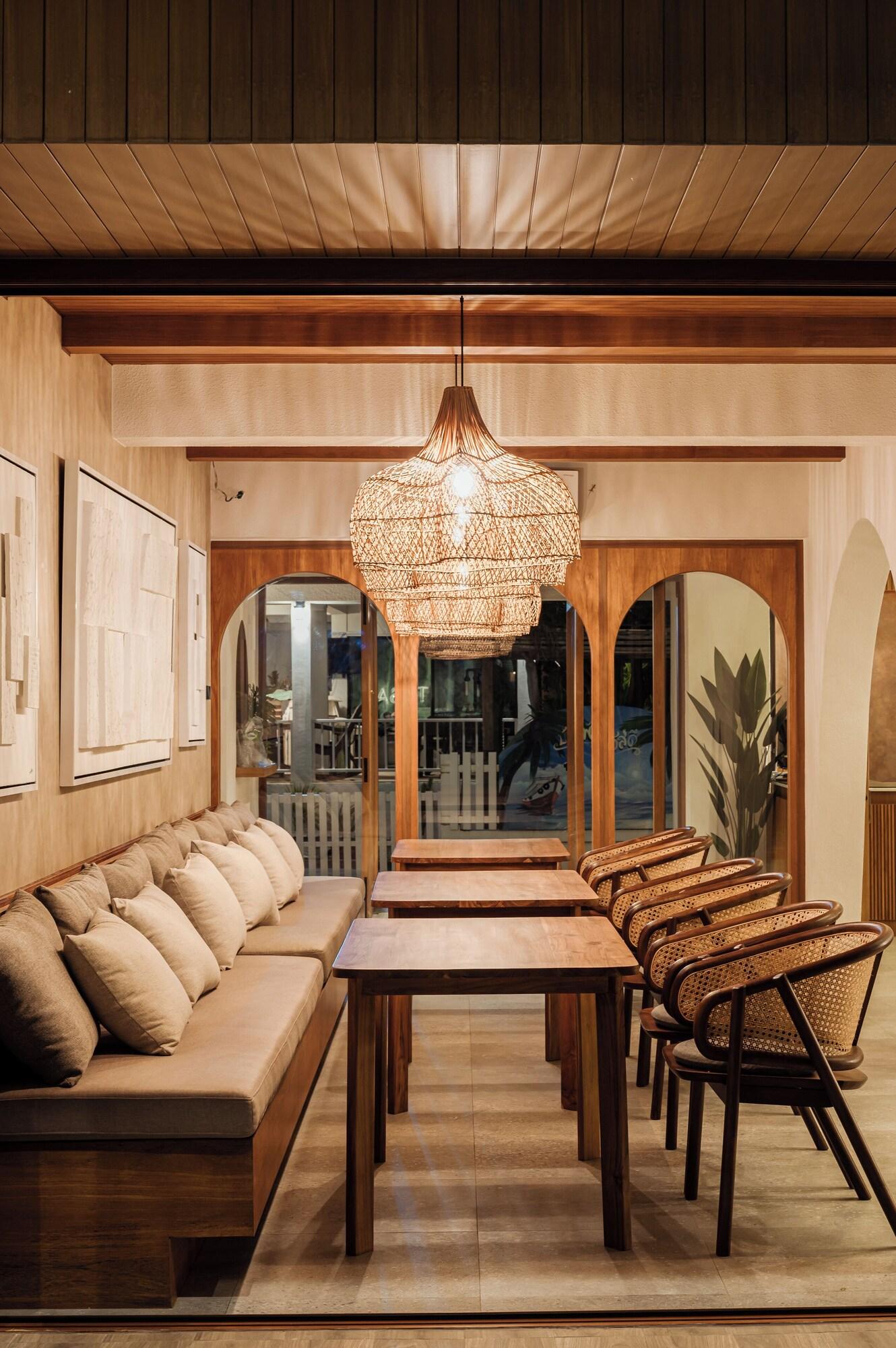 Tasana Bar And Luxury Resort