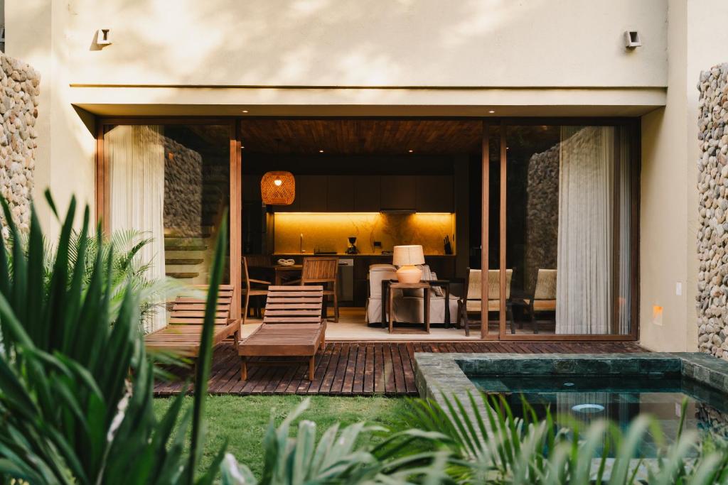 Naio Hotel & Villas