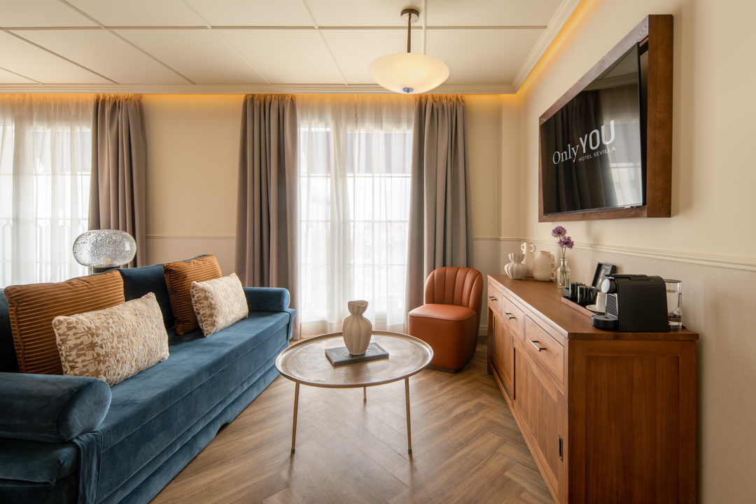 Suite, premium, junior