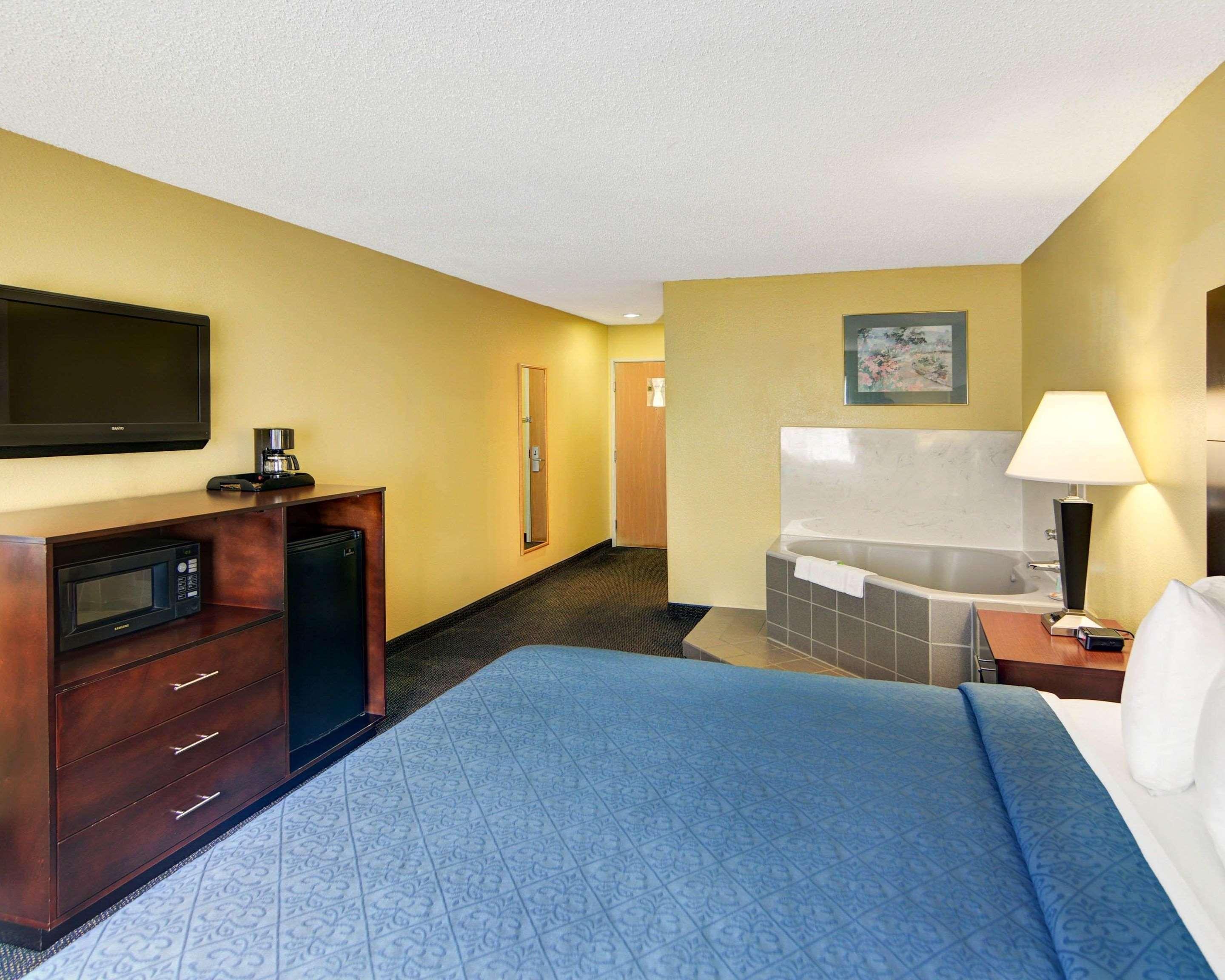 Quality Inn & Suites (Grand Praire)