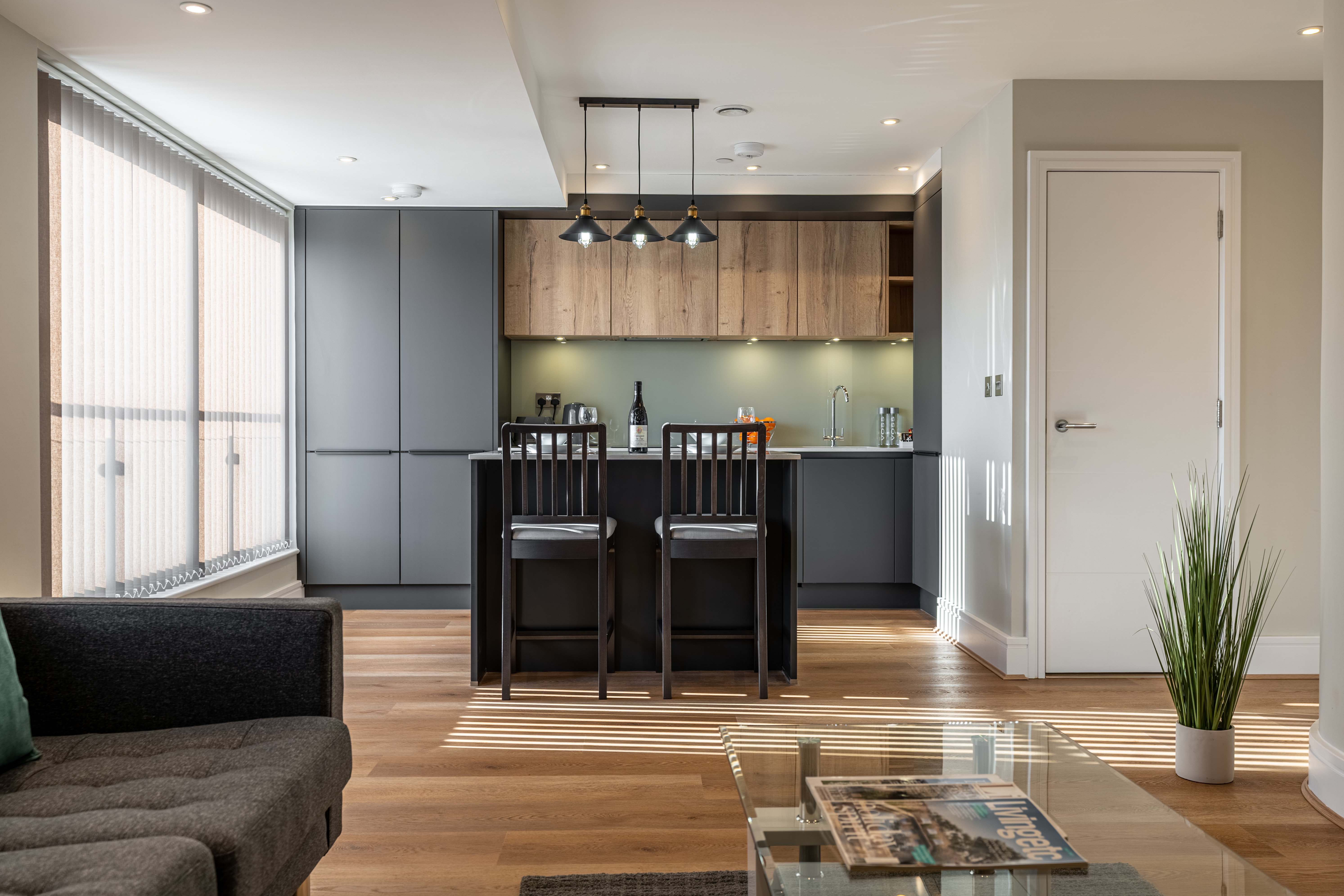 Celador Apartments - Bond house