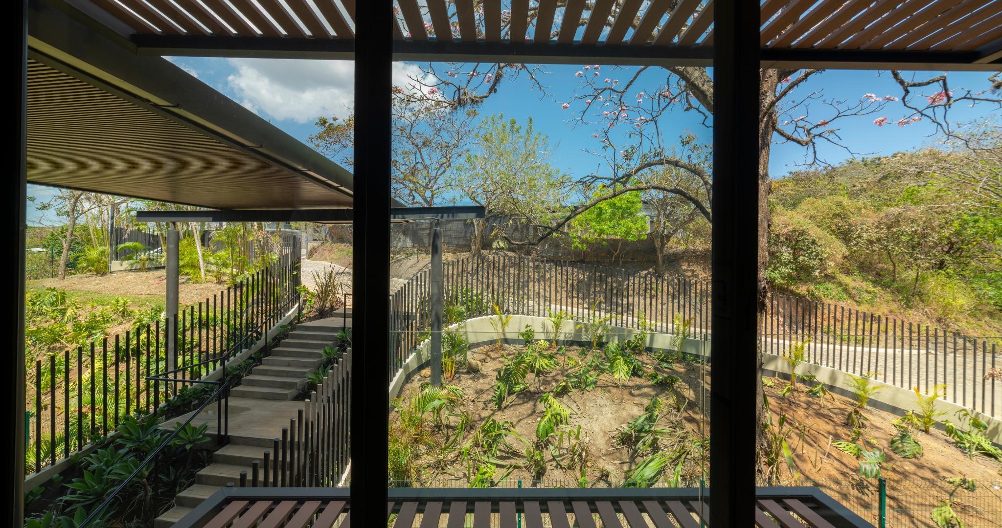 Bee Suites Santa Ana