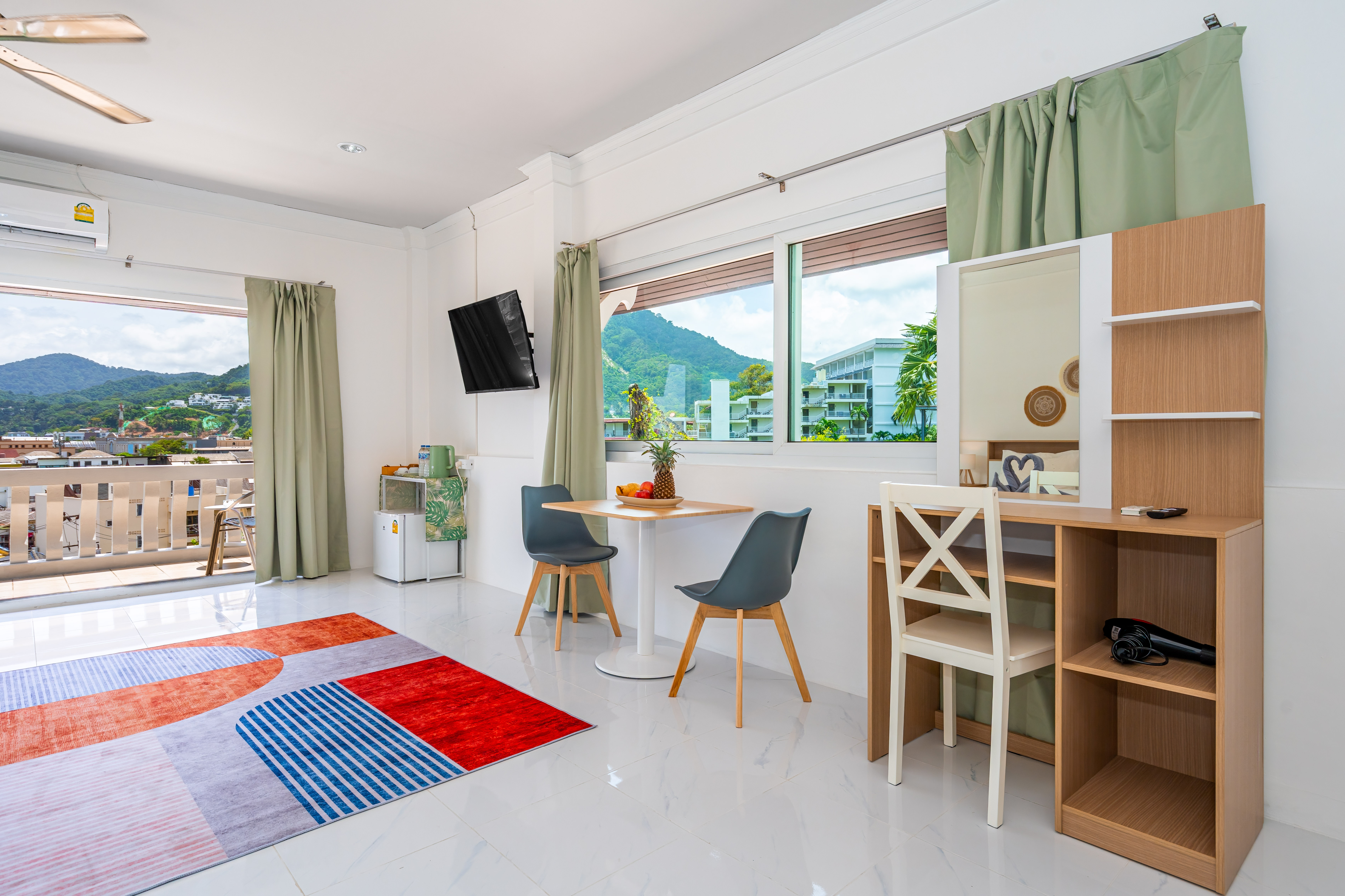 Kata Hill Sea View Hotel