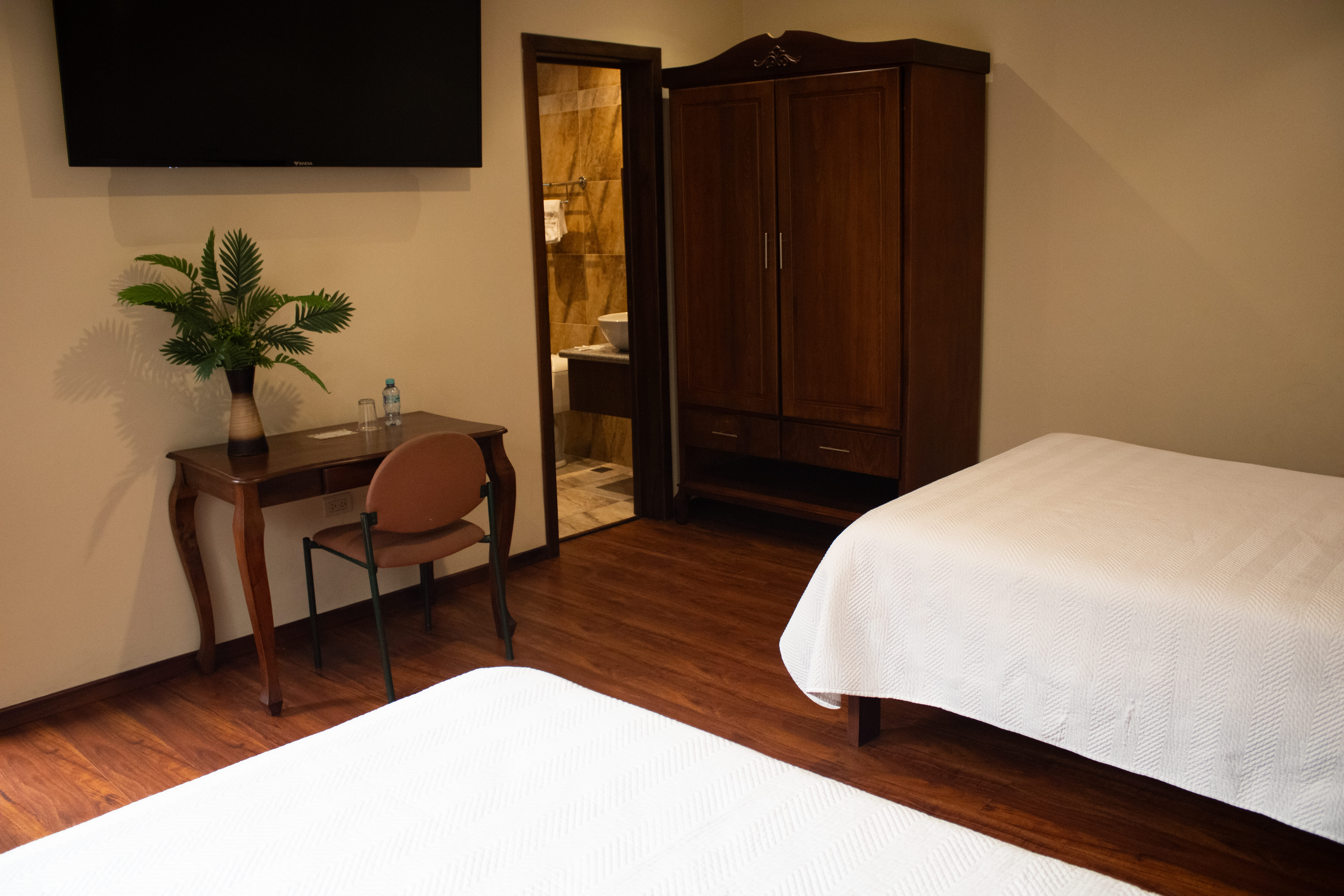 Hotel & Suites El Quijote