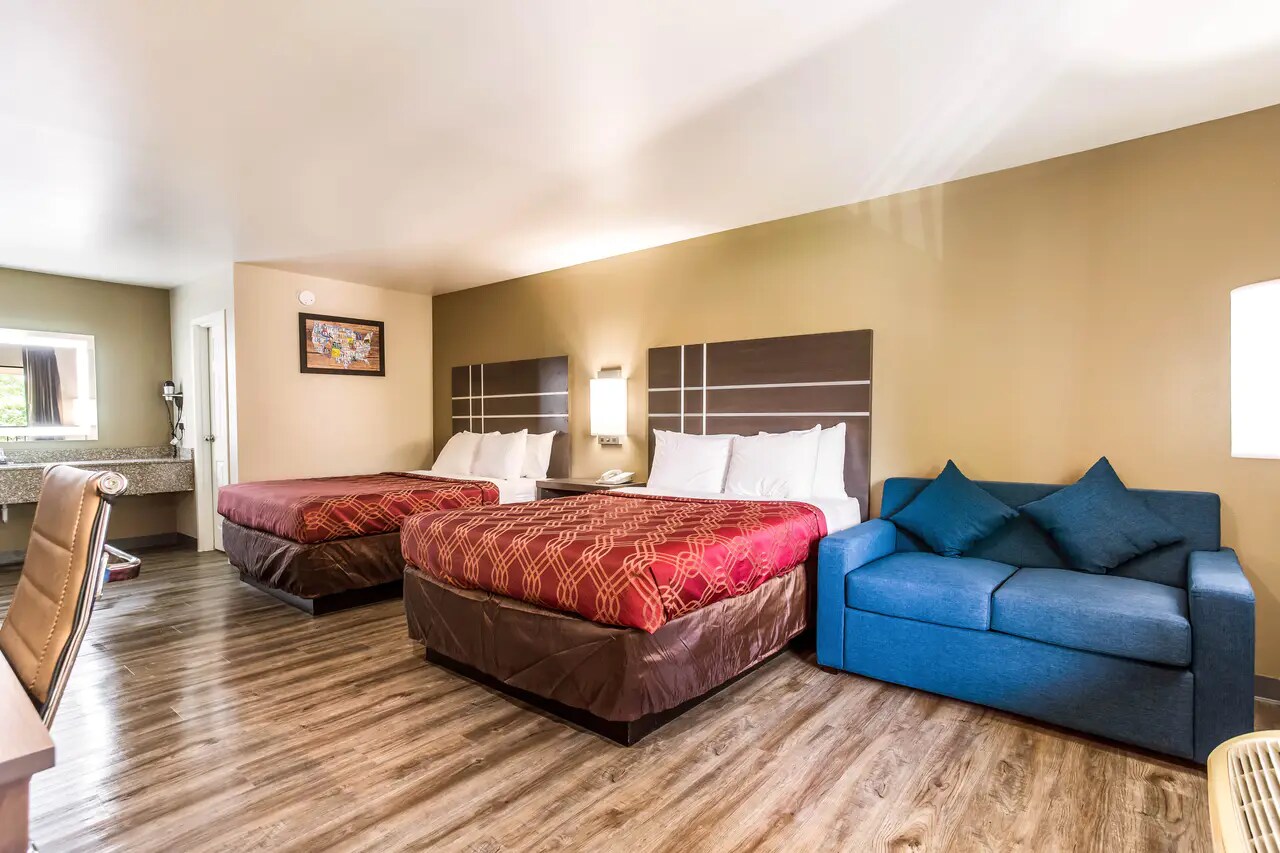 Econolodge Inn & Suites