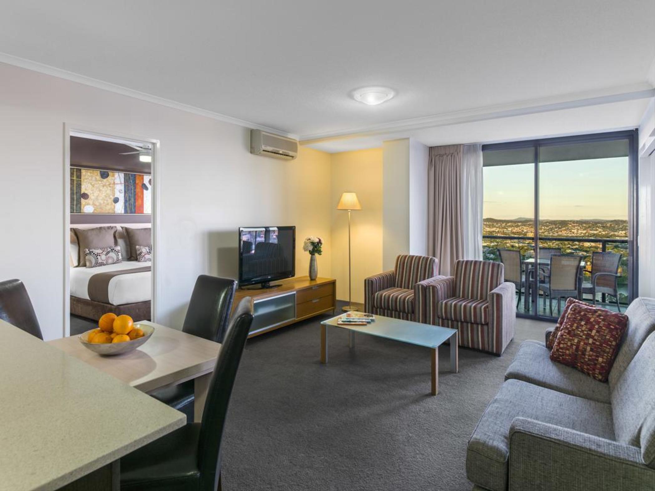 Oaks Brisbane River City Suites