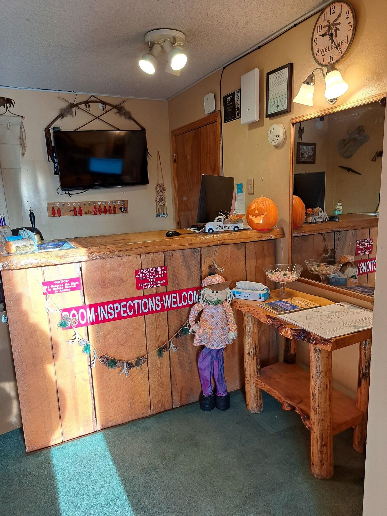 Lobby 4, The Woodsman Country Lodge, Klamath