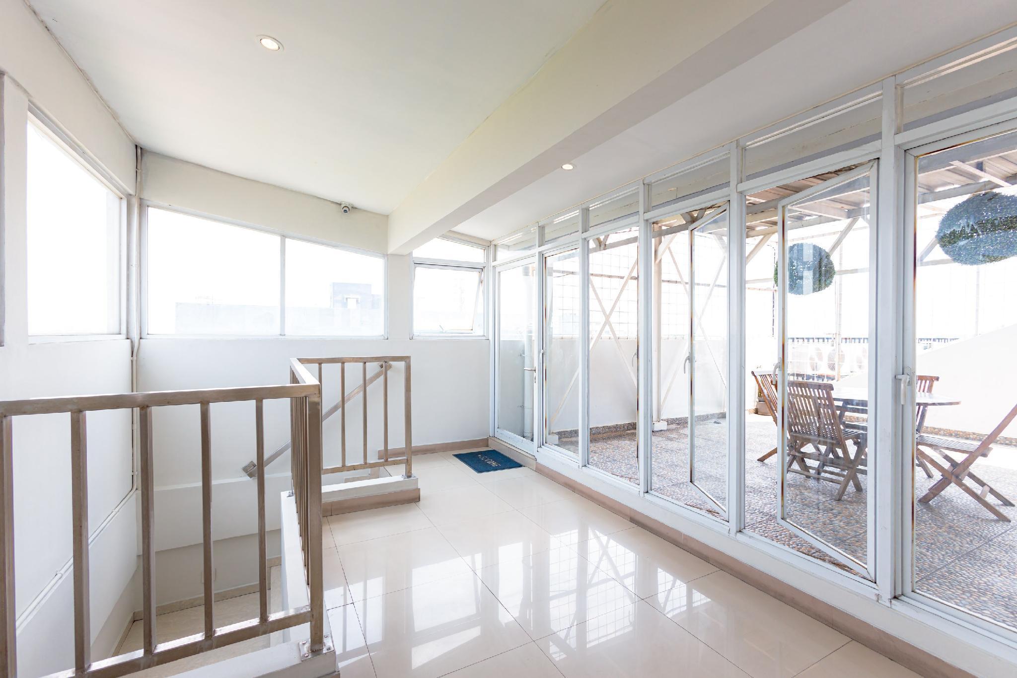 Exterior & Views 3, Sans Hotel Liv Ancol By Reddoorz, North Jakarta