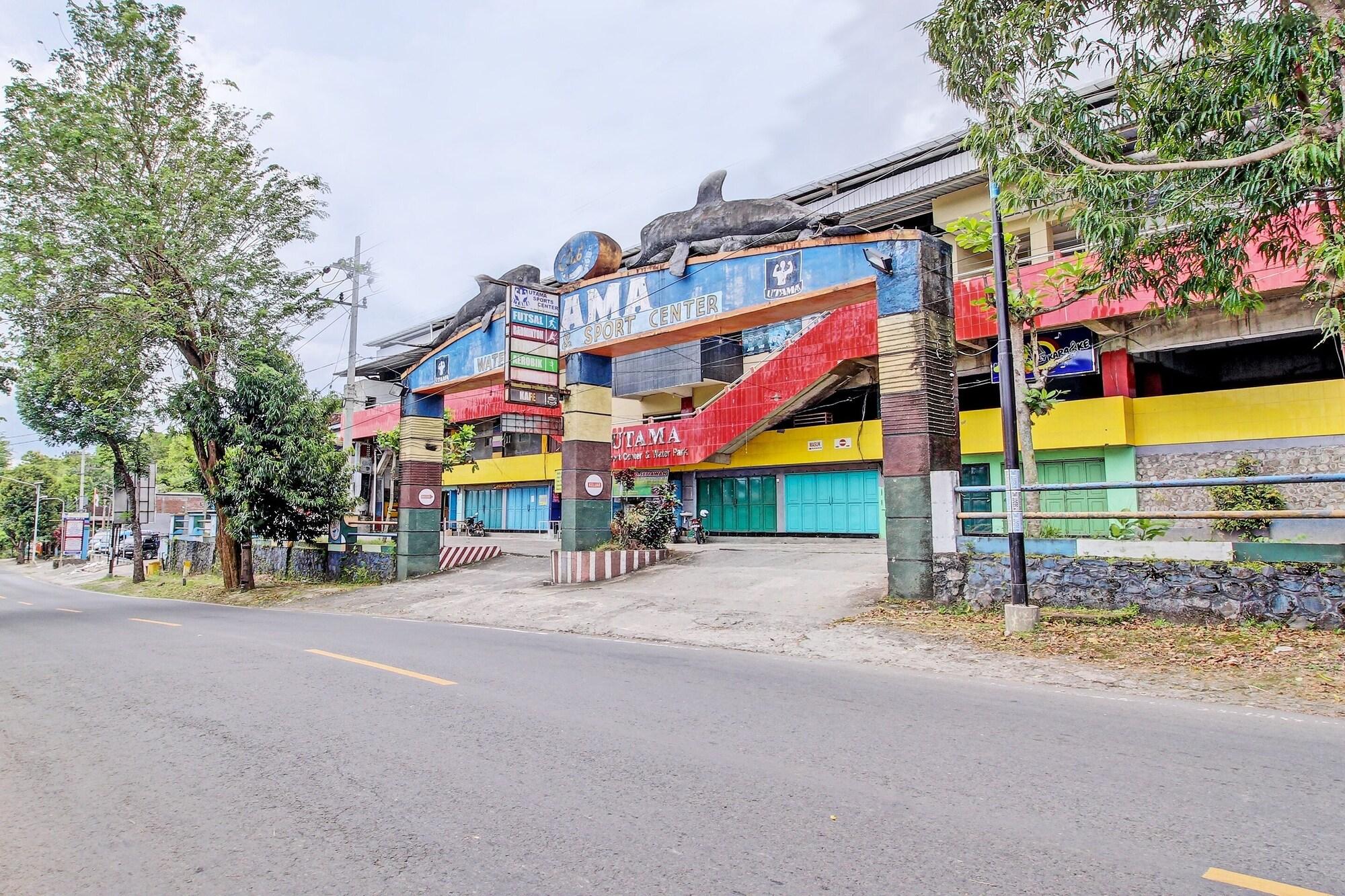 General view 2, Oyo Life 92032 Utama Hotel & Karaoke, Trenggalek