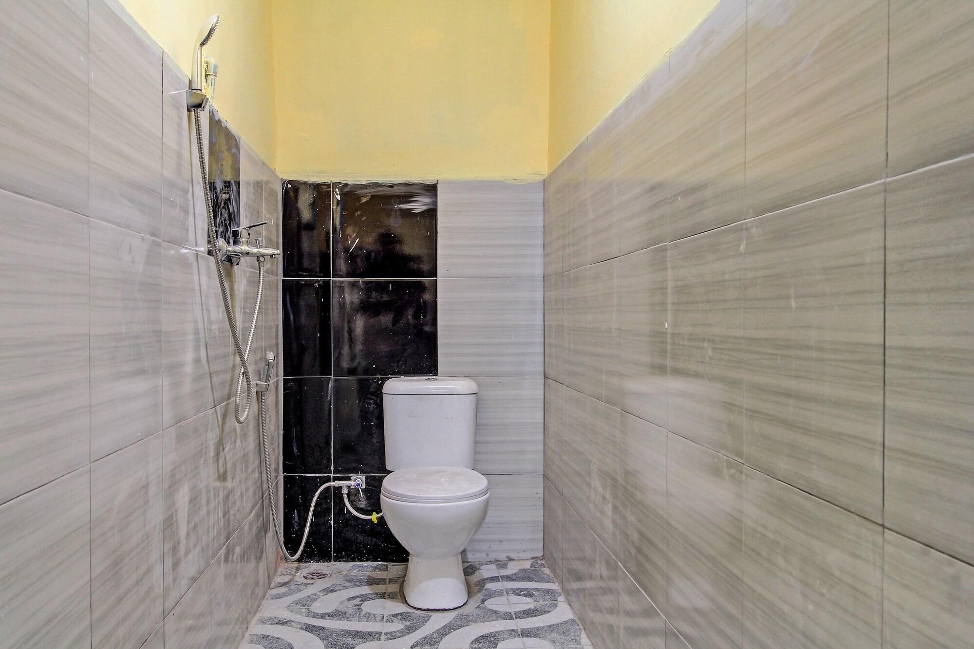 Room 5, Oyo Life 92032 Utama Hotel & Karaoke, Trenggalek